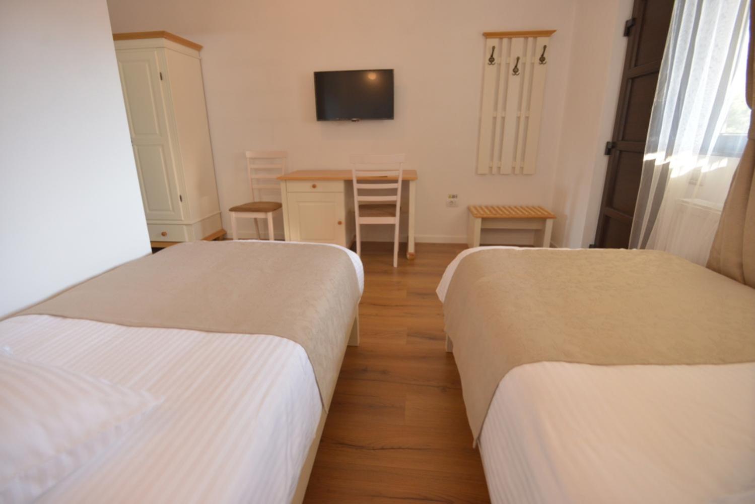 Standard Twin Room - Photo 2
