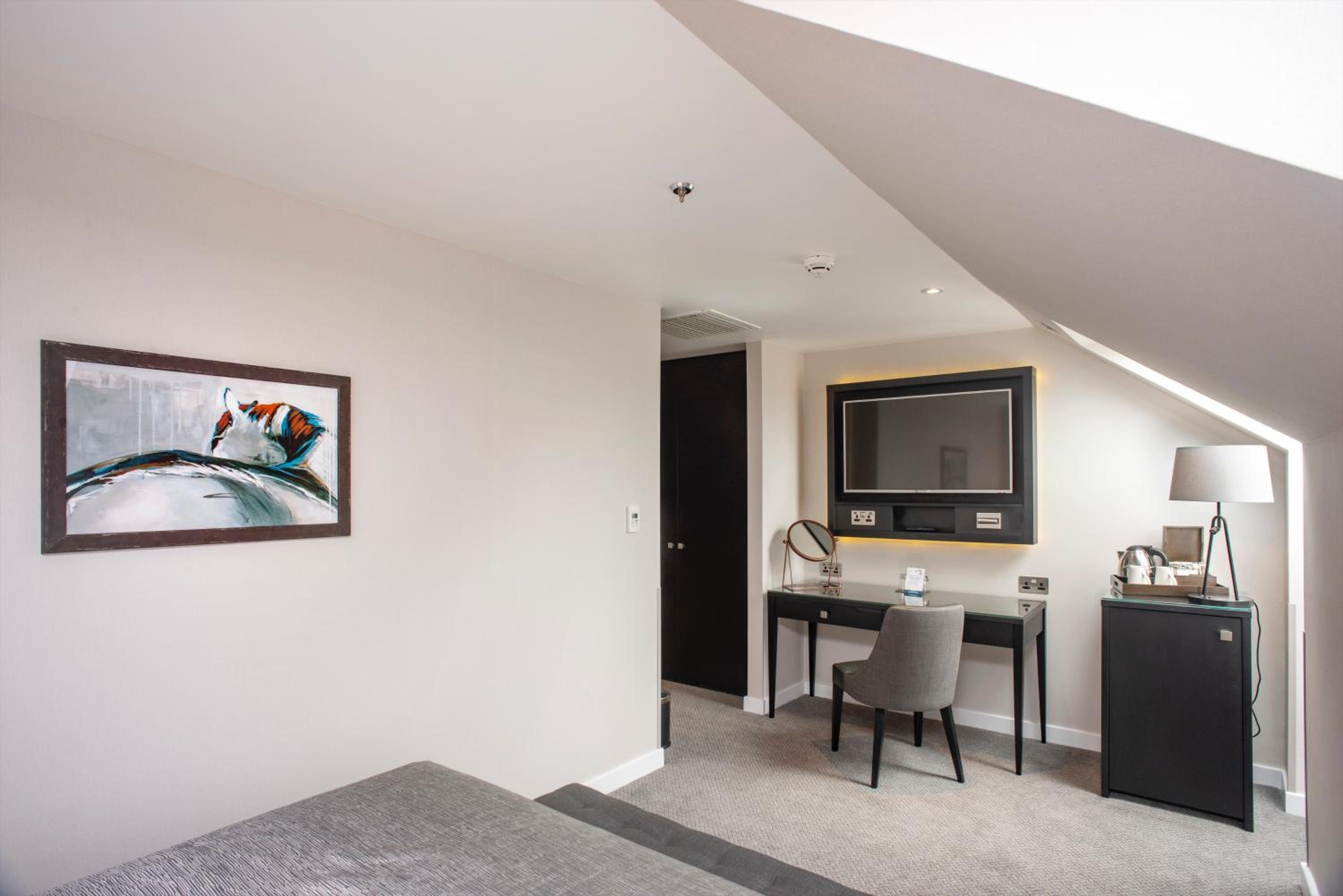 Standard King Room - Non-Smoking  - Photo 8