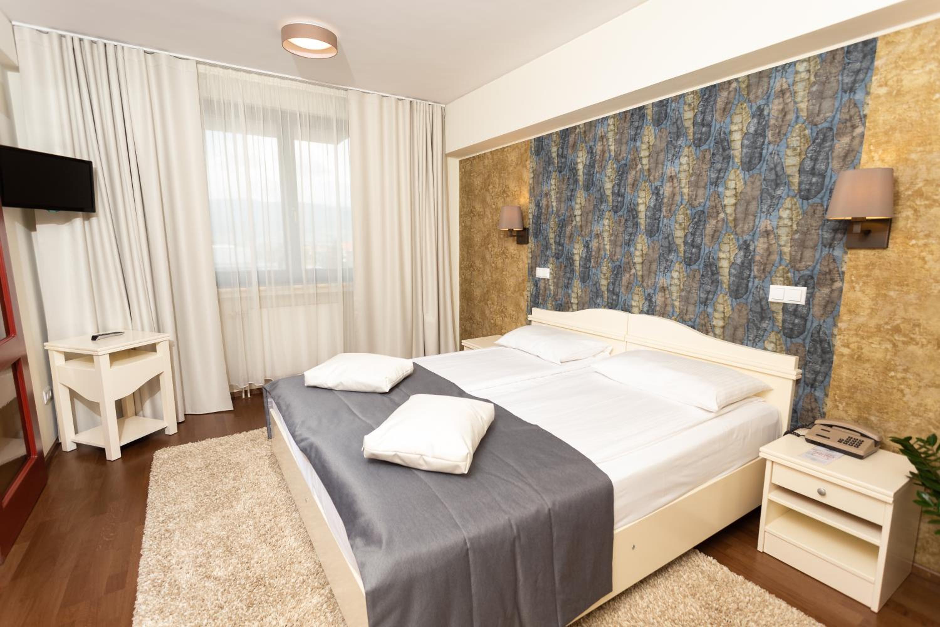 Suite with Balcony - Photo 6