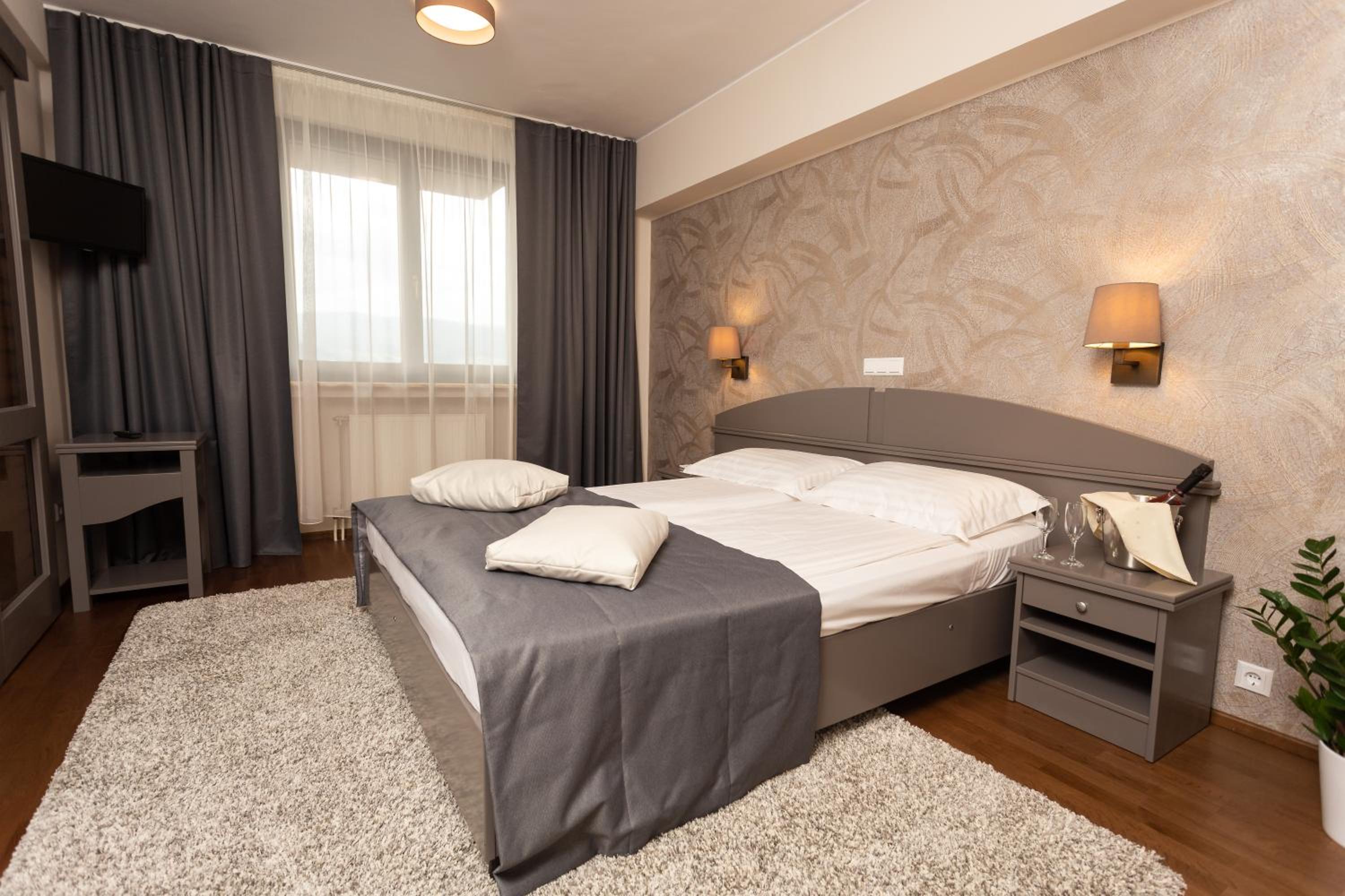 Suite with Balcony - Photo 4