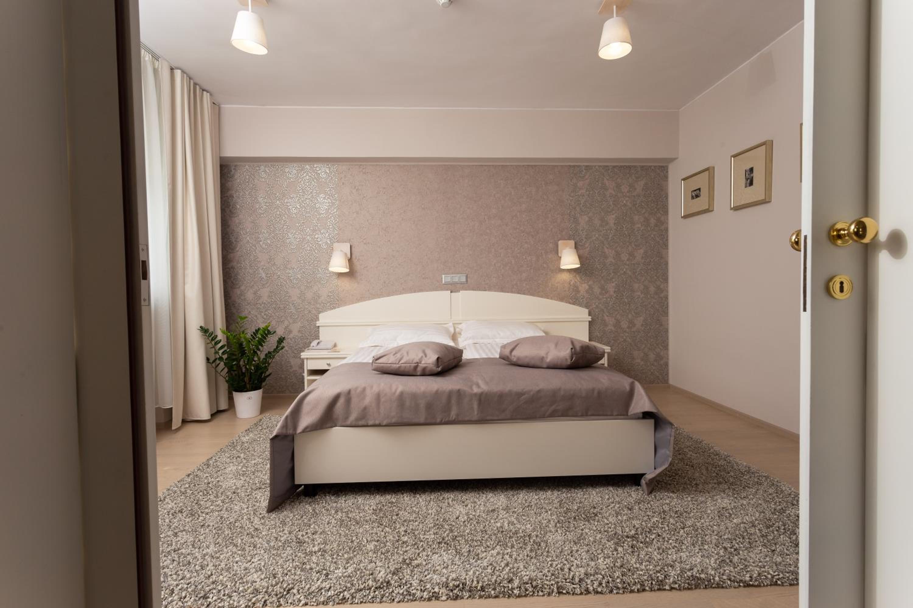Suite with Balcony - Photo 3