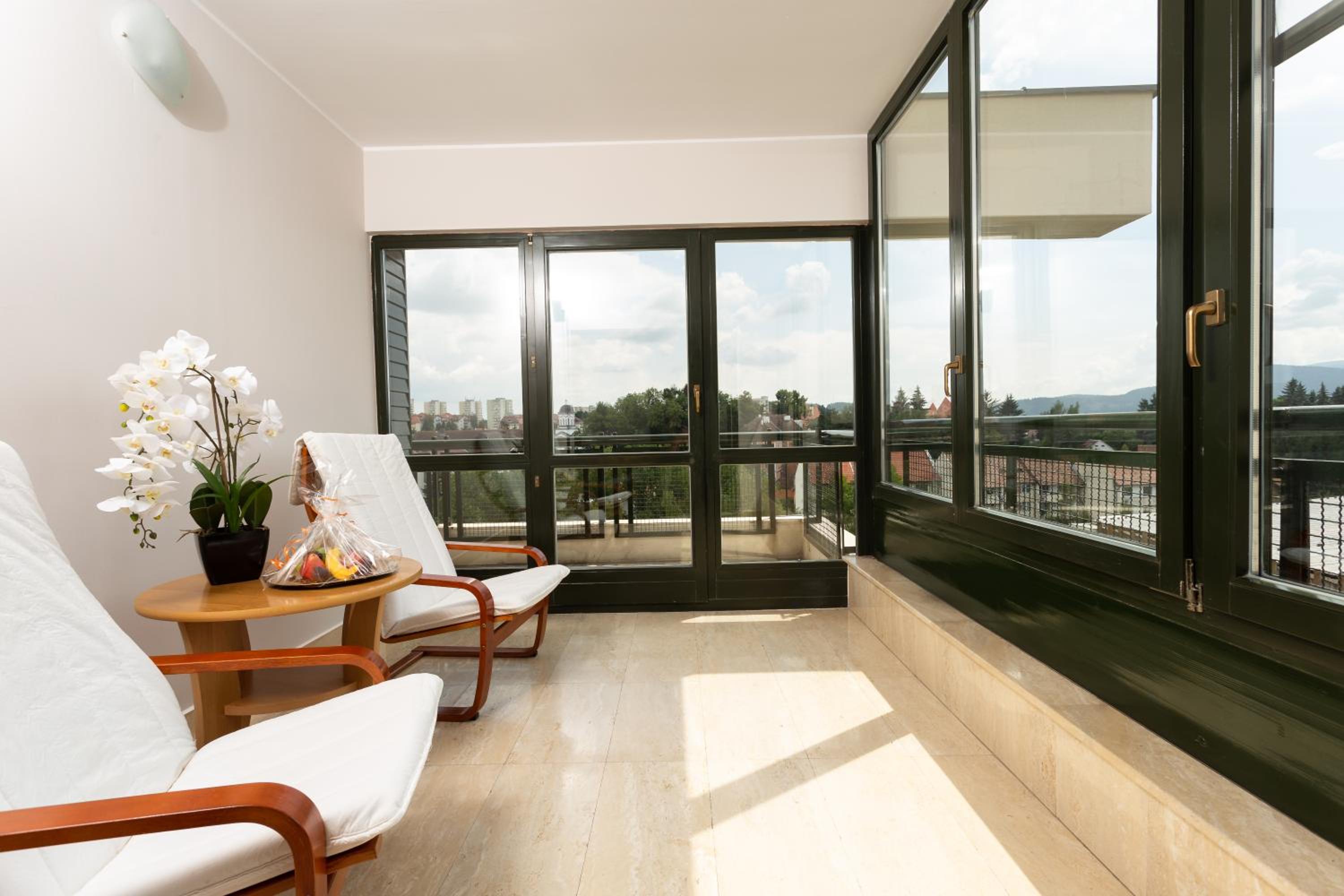 Suite with Balcony - Photo 7