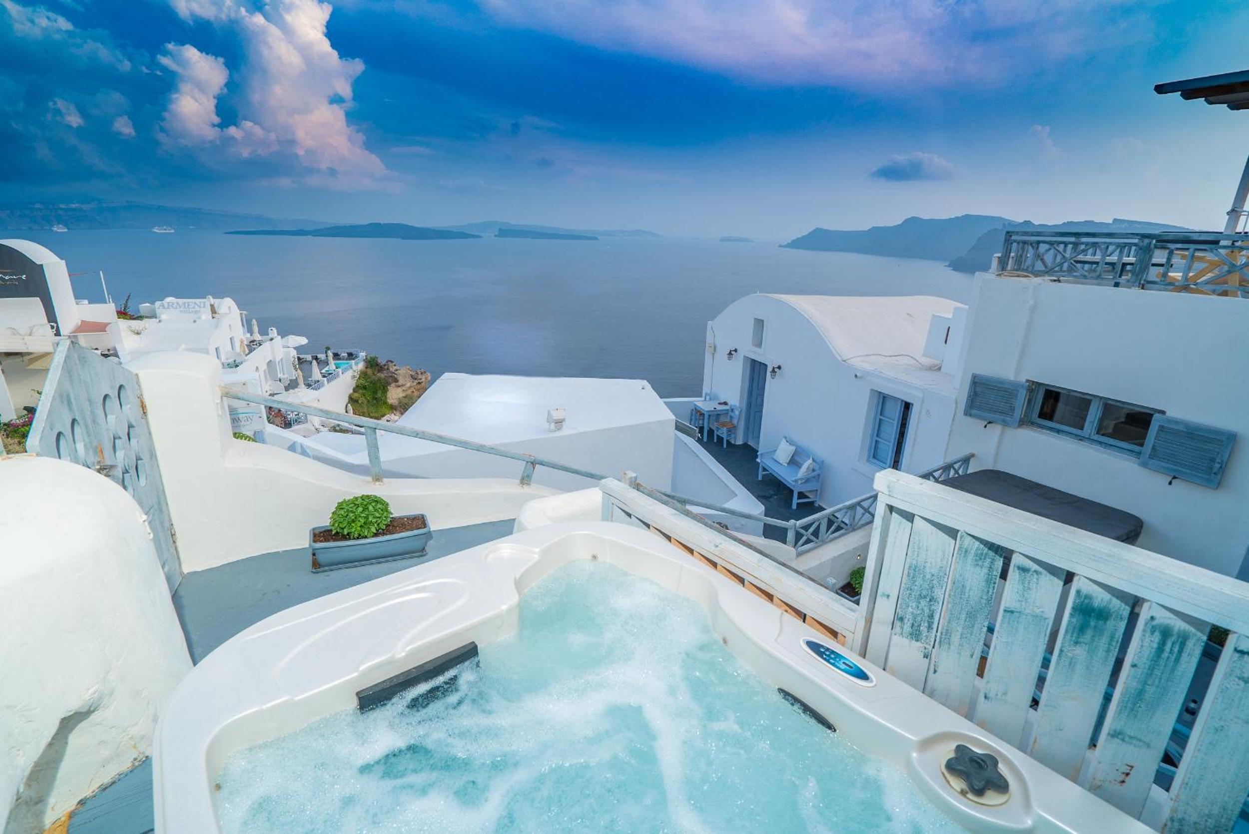 One Bedroom Cave House with Outdoor Hot Tub and Caldera View - Photo 2
