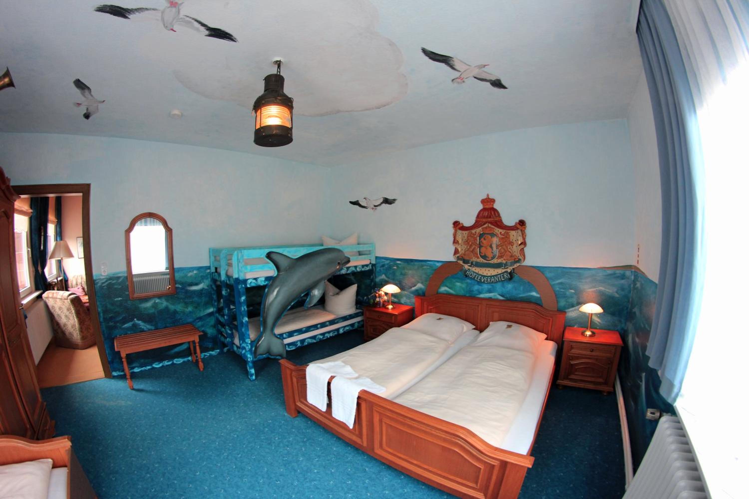 Family Room (2 Adults + 2 Children) - Photo 3