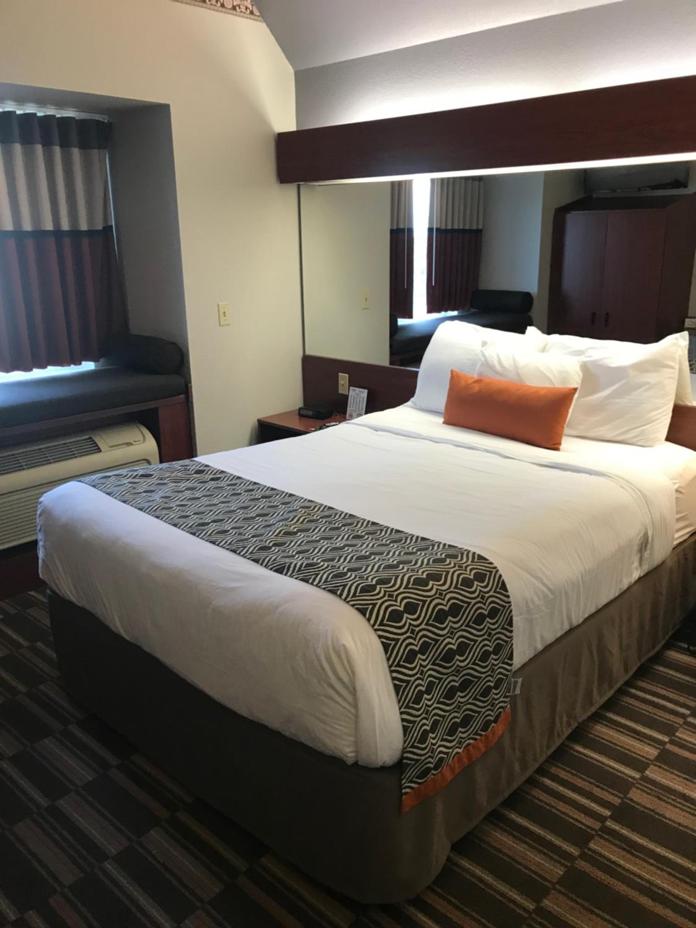 Queen Room - Non-Smoking/Pet Friendly - Photo 4