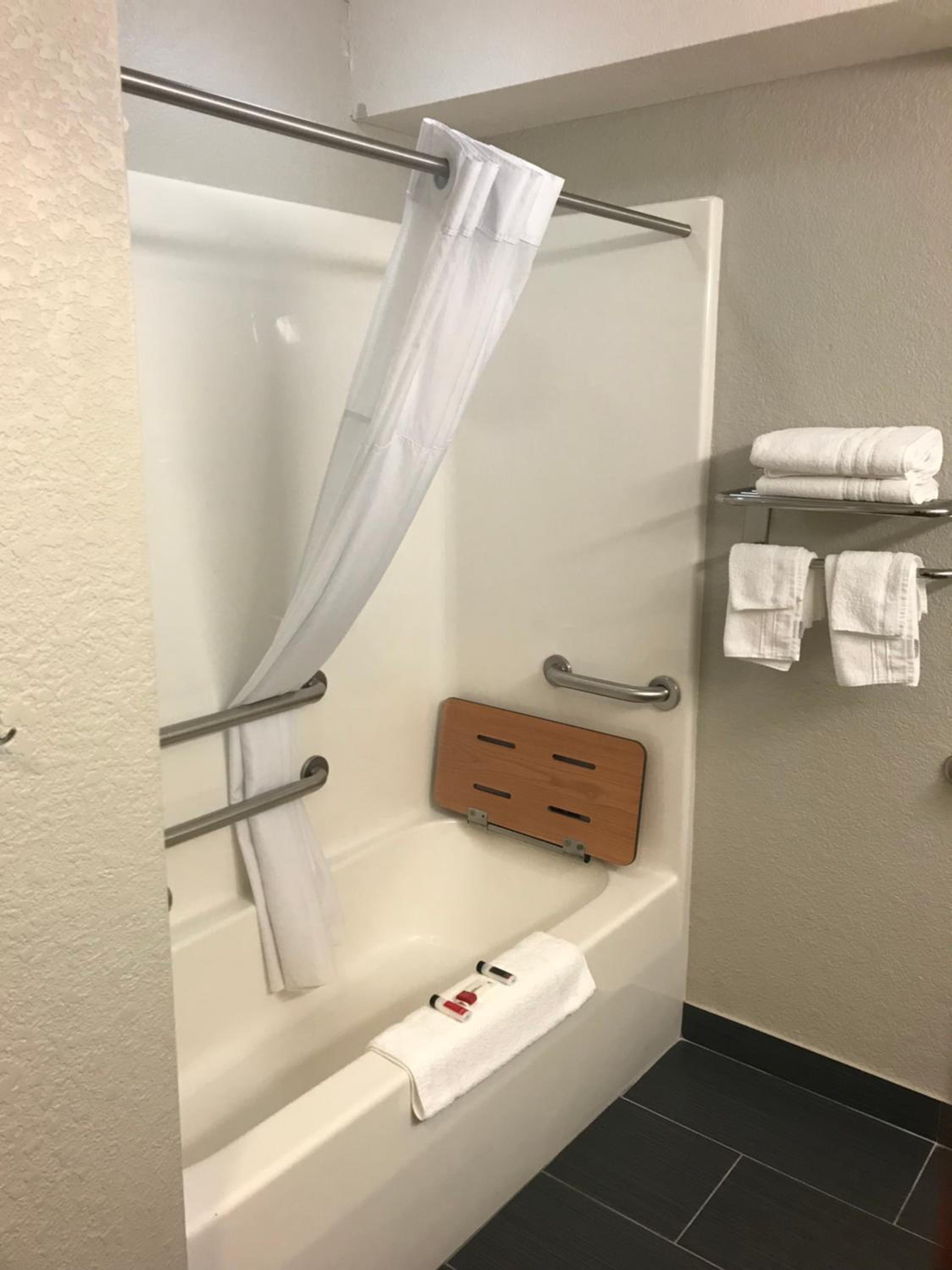 Queen Room - Disability Access/Non-Smoking/Pet Friendly - Photo 2