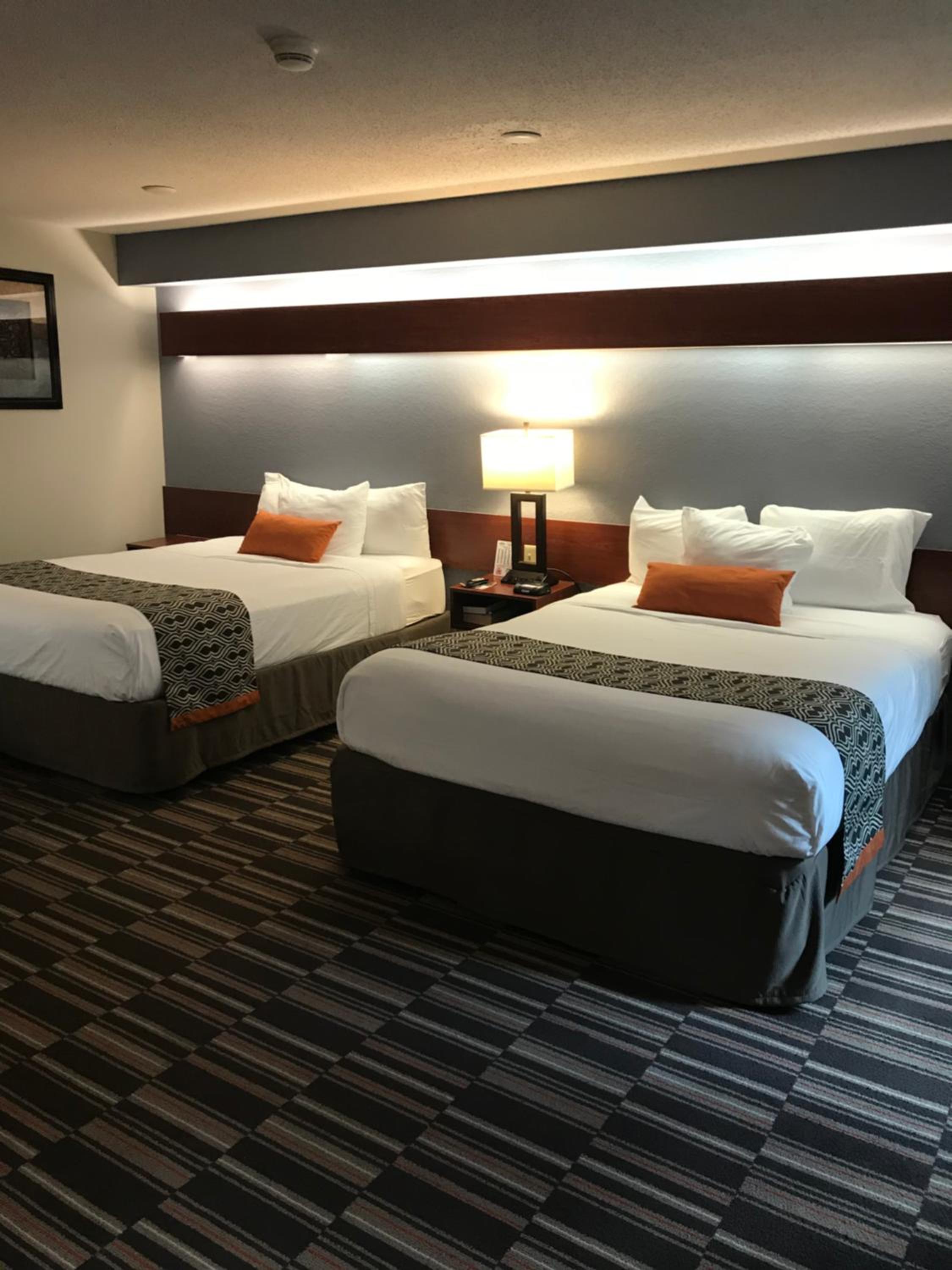 Queen Suite with Two Queen Beds - Non-Smoking - Photo 2
