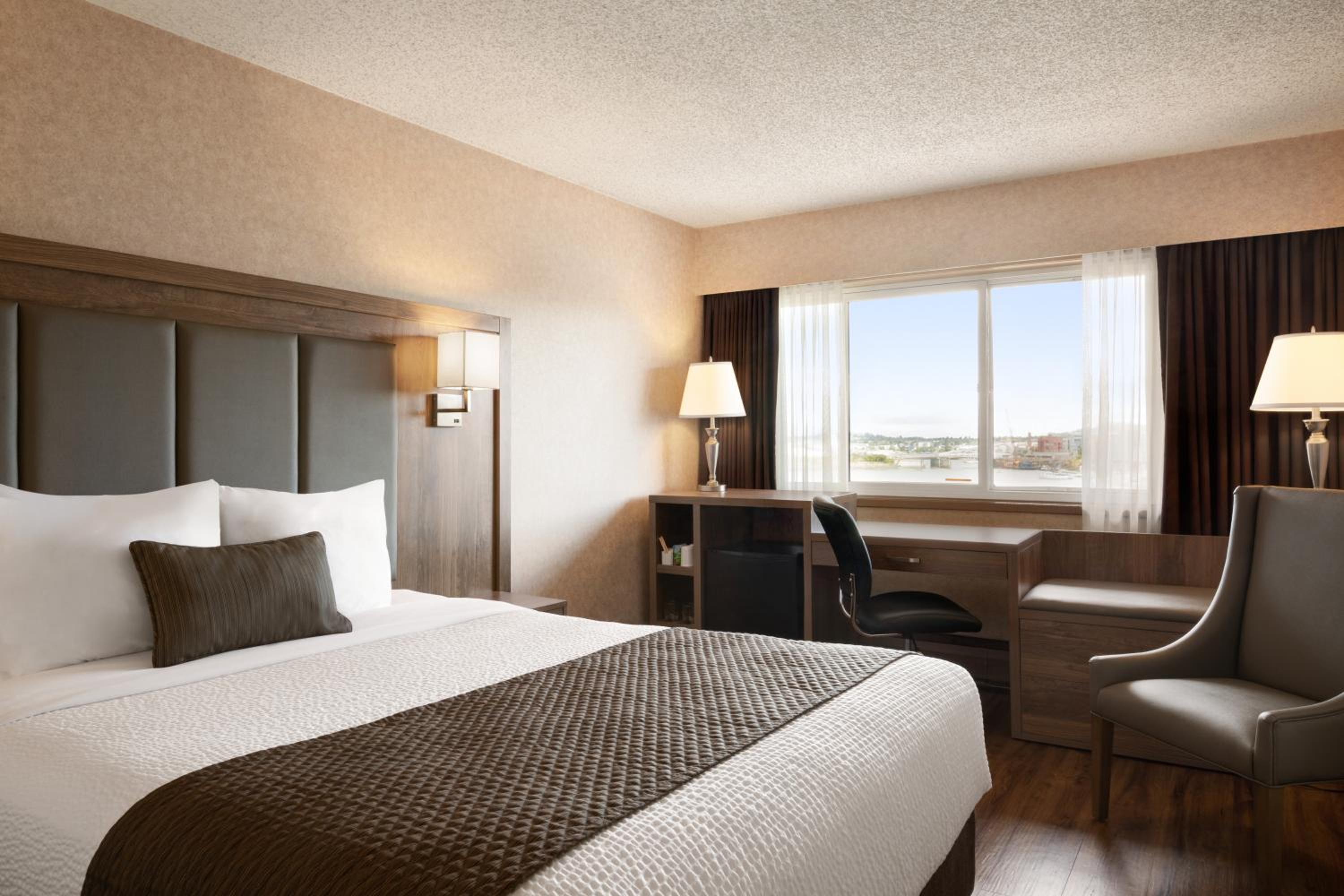 Standard Queen Room with Harbor View - Photo 1