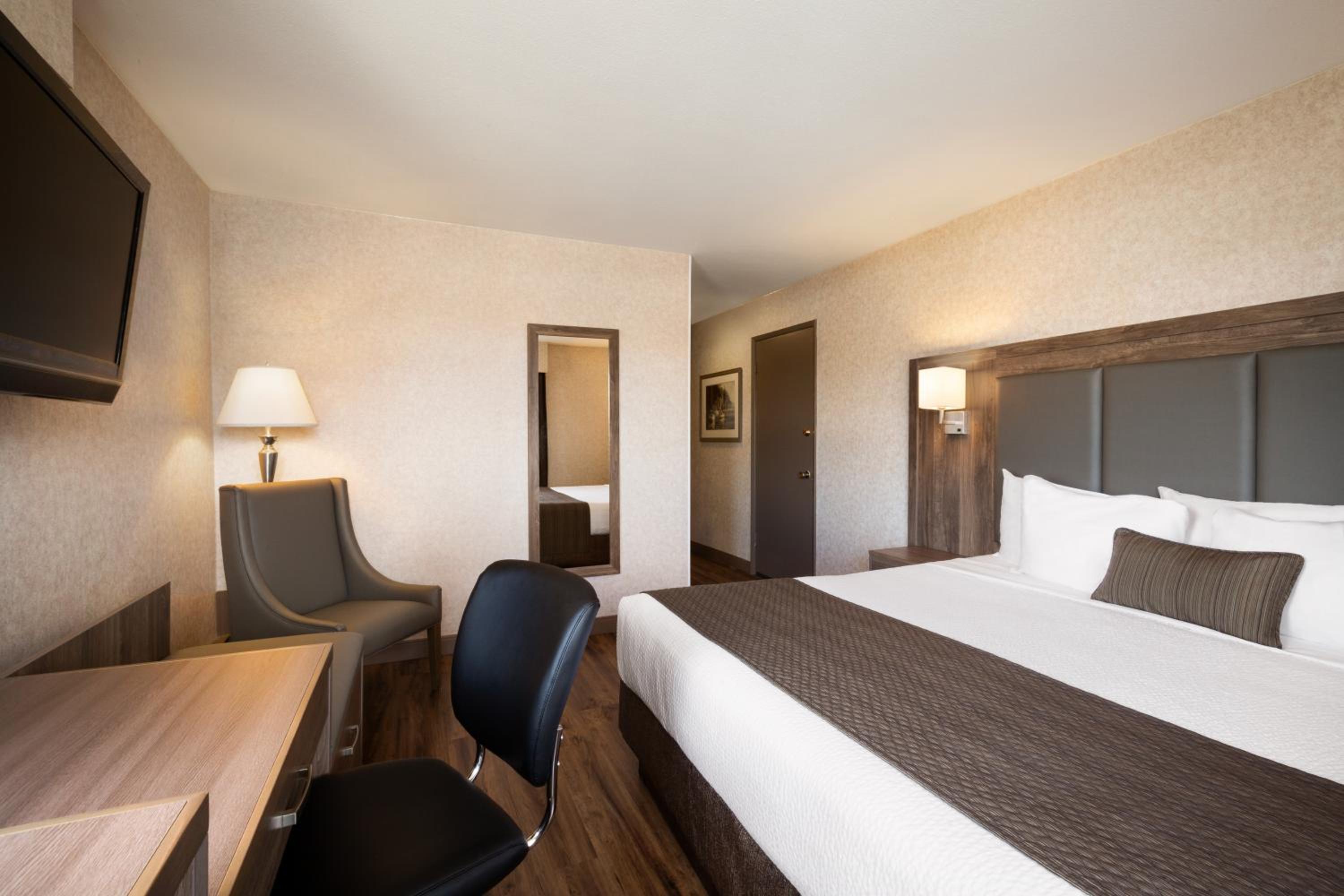 Standard King  Room with Street View - Photo 3