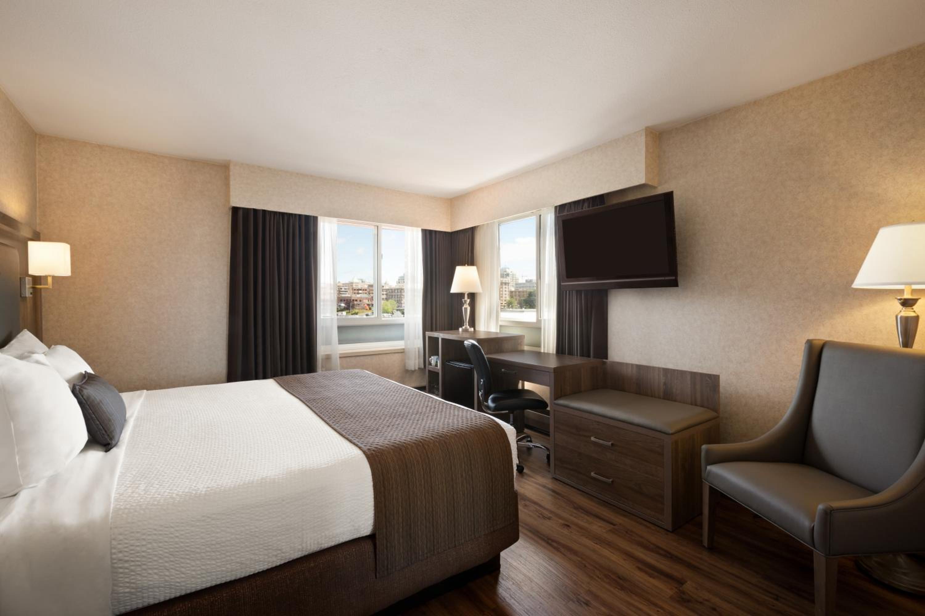 Standard King  Room with Harbor View - Photo 4