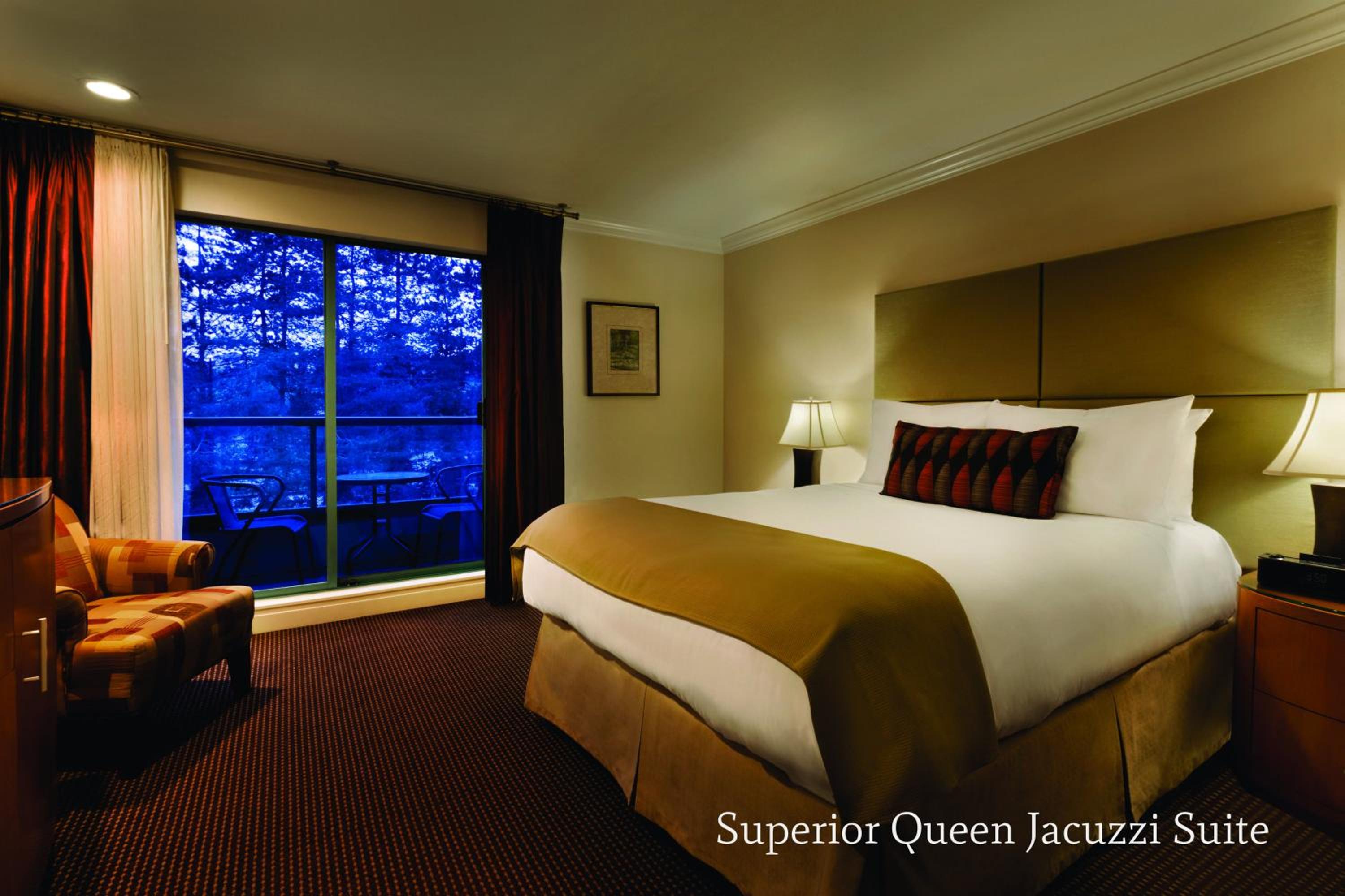 Queen One Bedroom Jacuzzi Suite - Photo 4