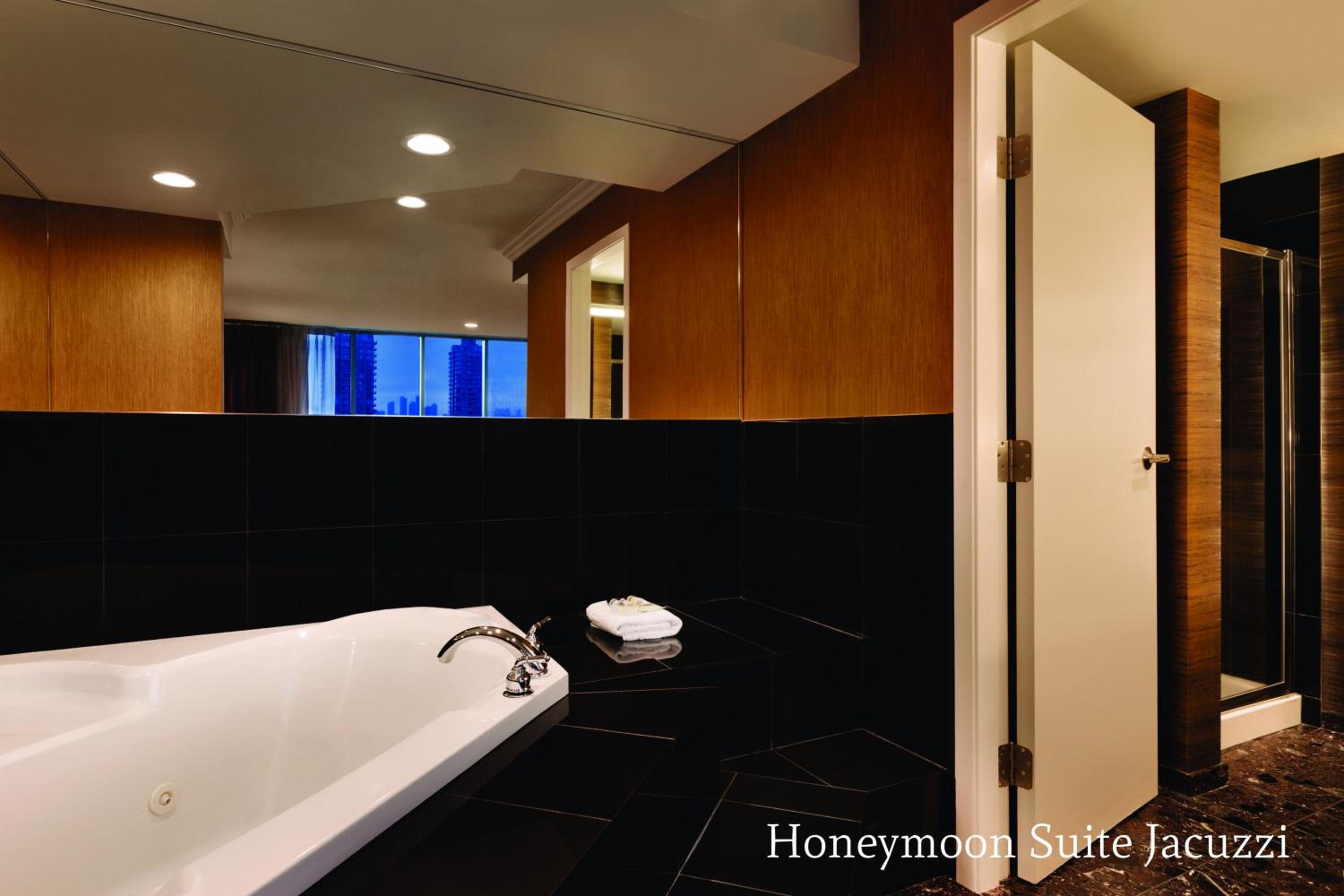 Honeymoon Suite - Photo 3