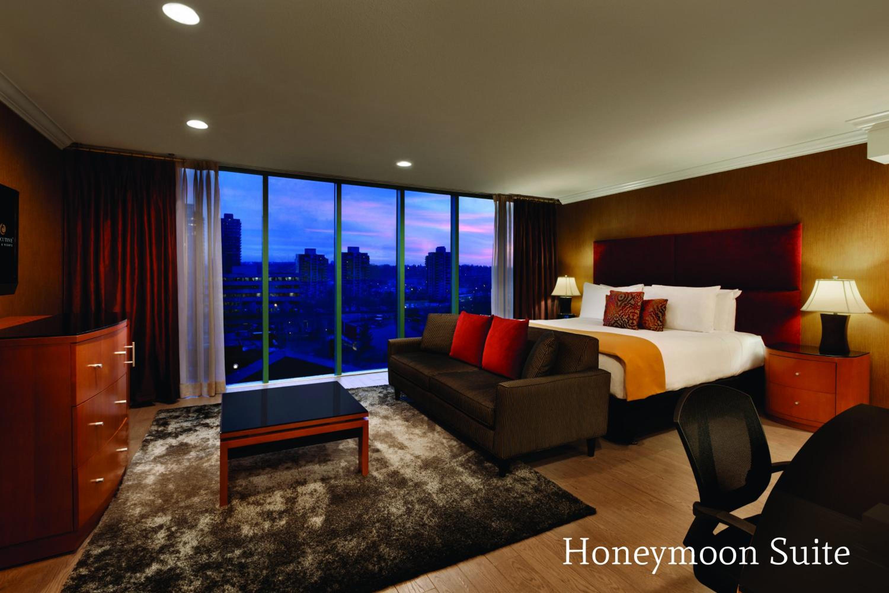 Honeymoon Suite - Photo 2
