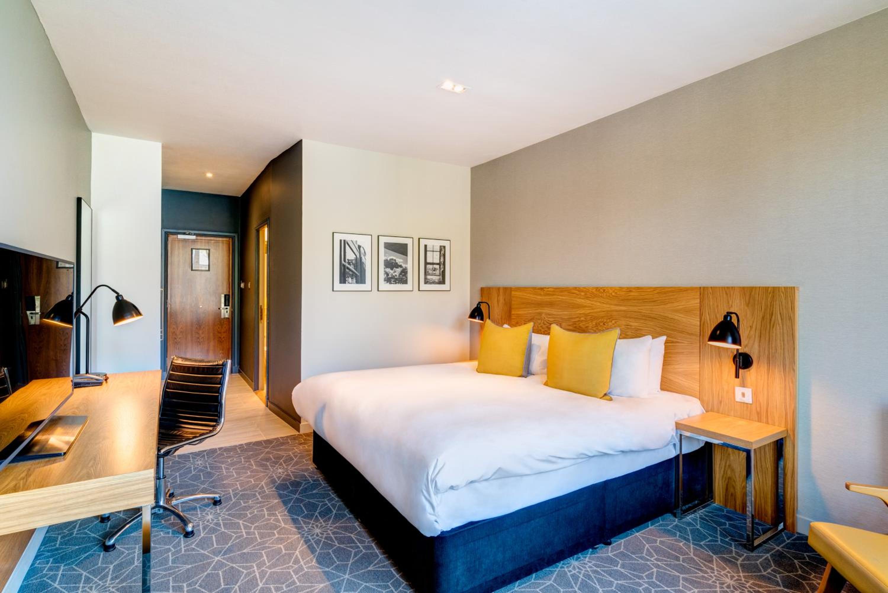 Castle View Deluxe Room with Balcony - Photo 6