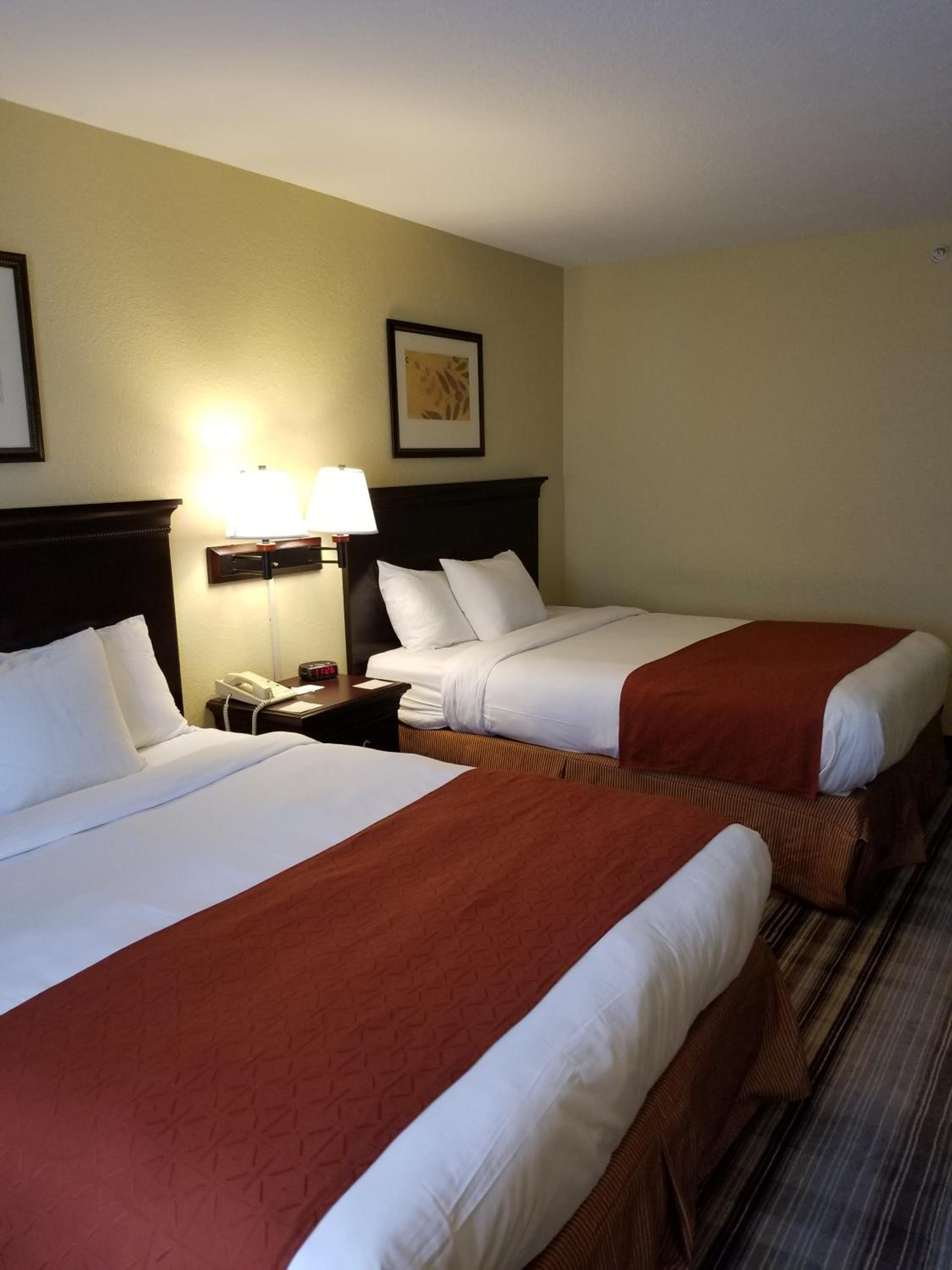 Queen Room with Two Queen Beds - Photo 4