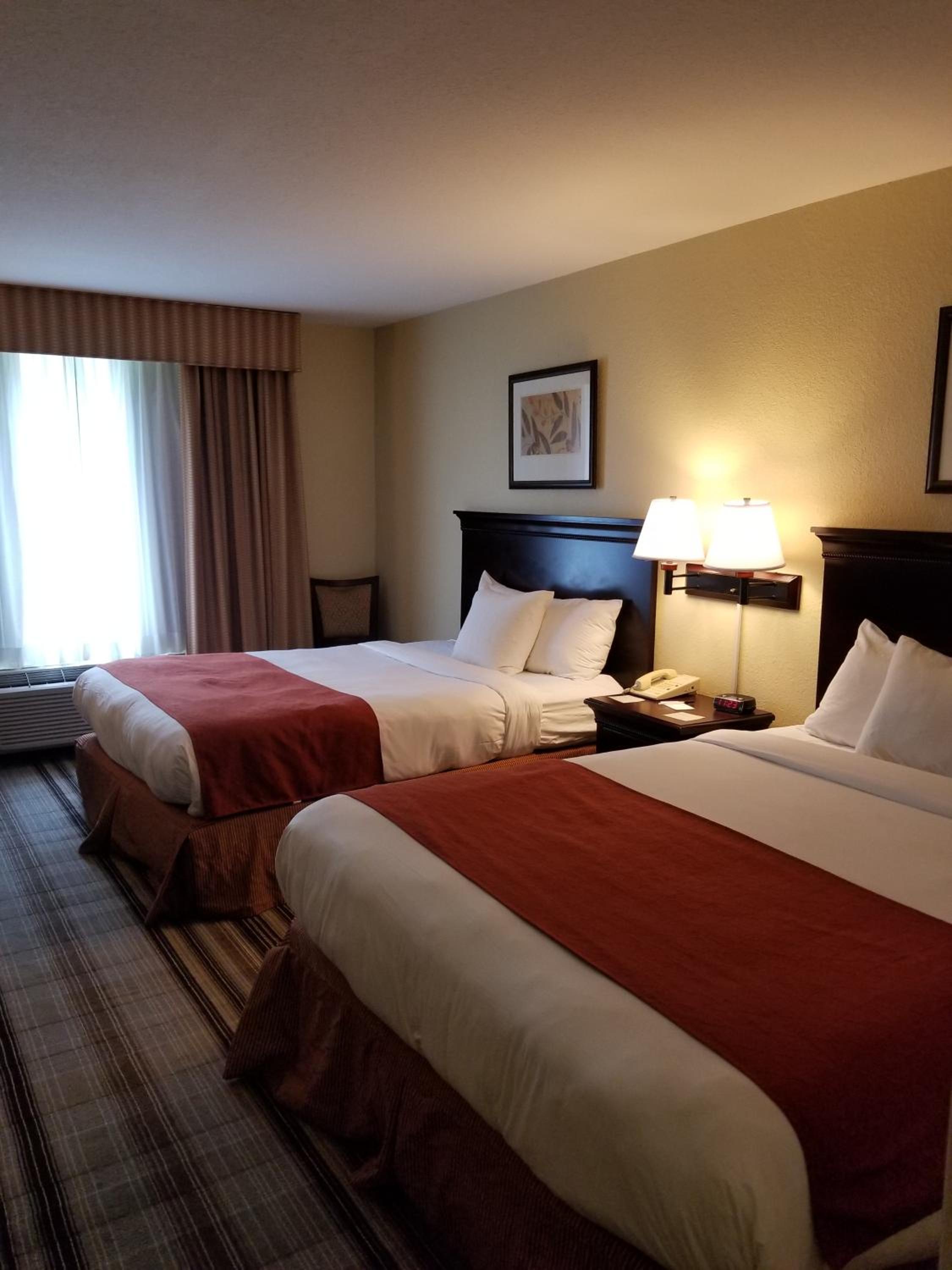 Queen Room with Two Queen Beds - Photo 3