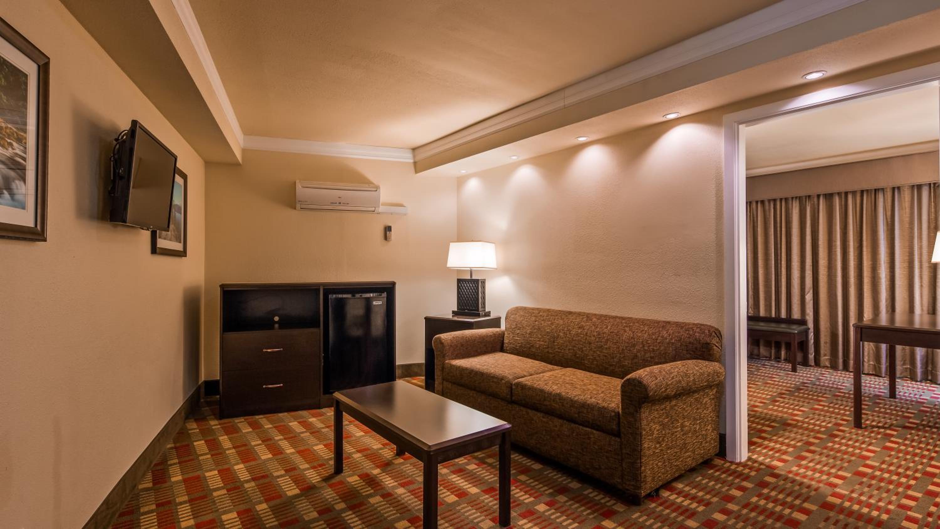 King Suite - Non-Smoking - Photo 4