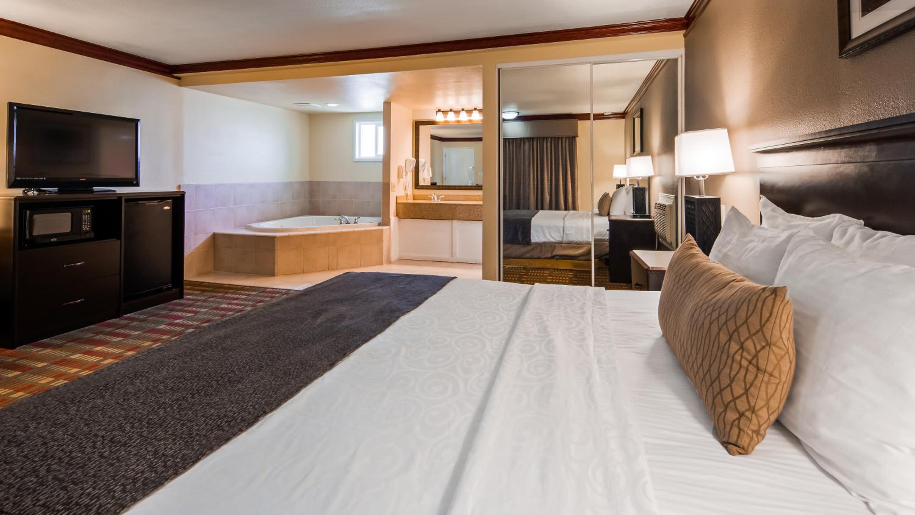 King Room with Spa Bath - Photo 2