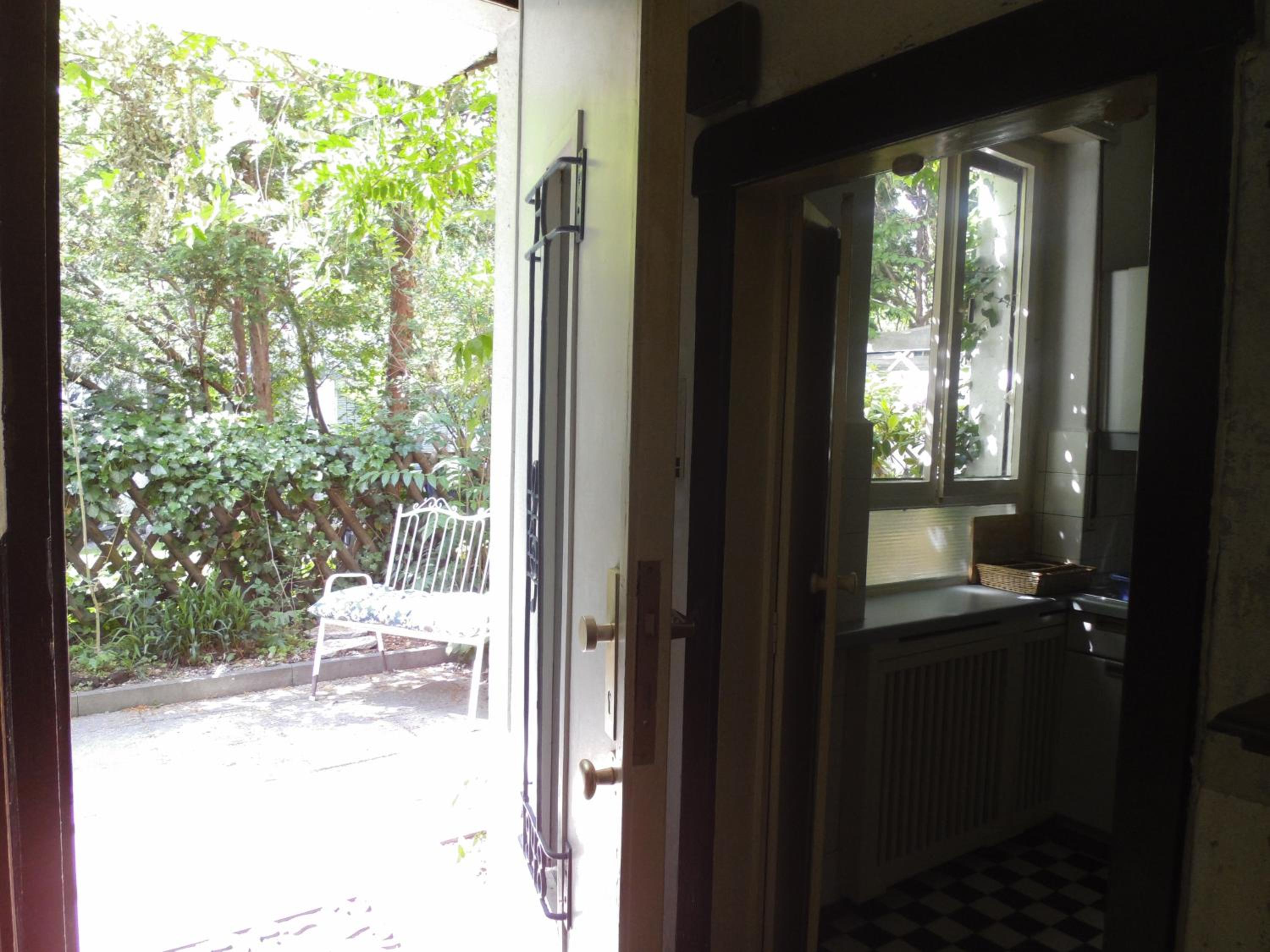Apartment with Shower photo 2