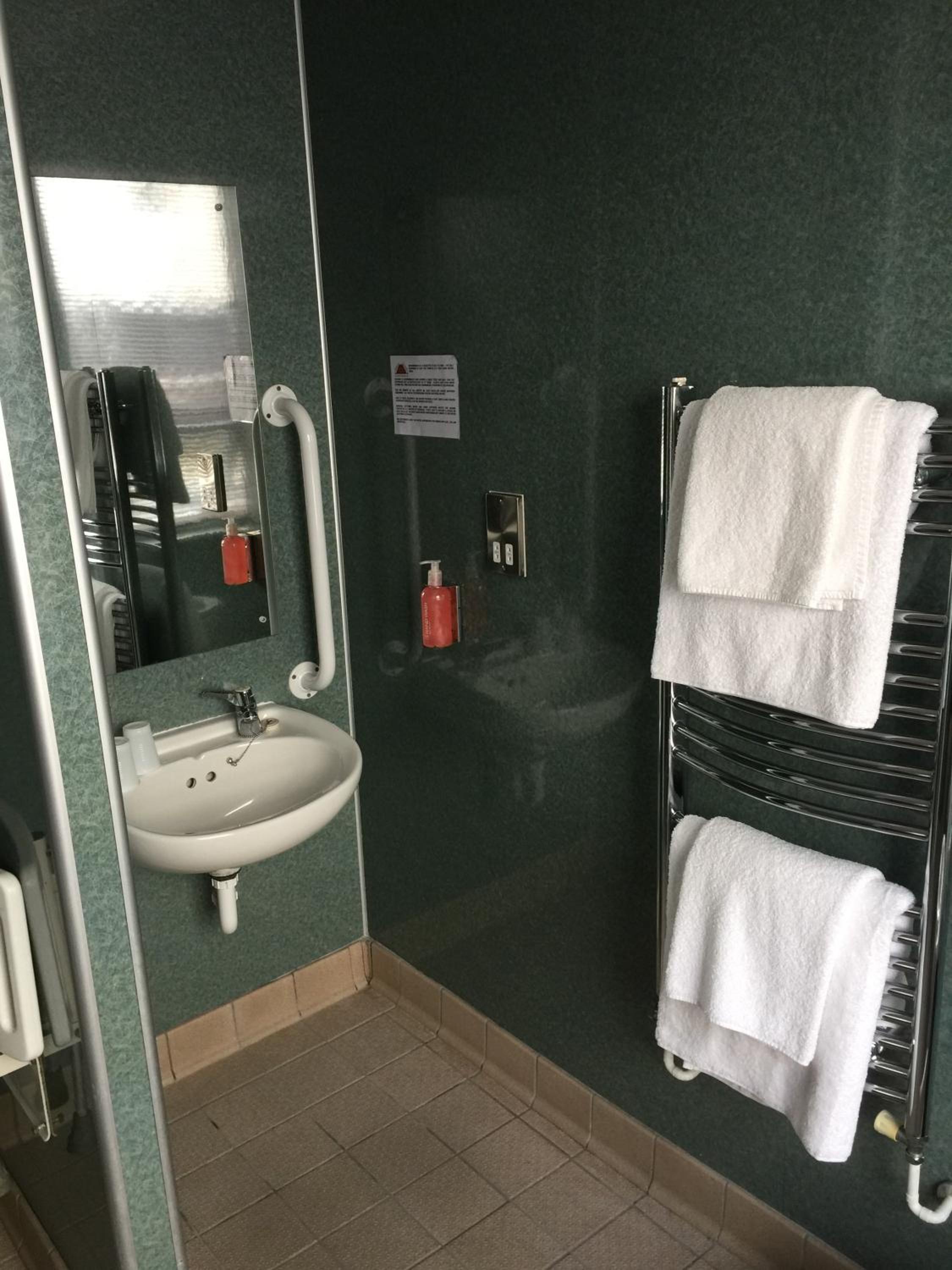 Double or Twin Room - Disability Access - Photo 3