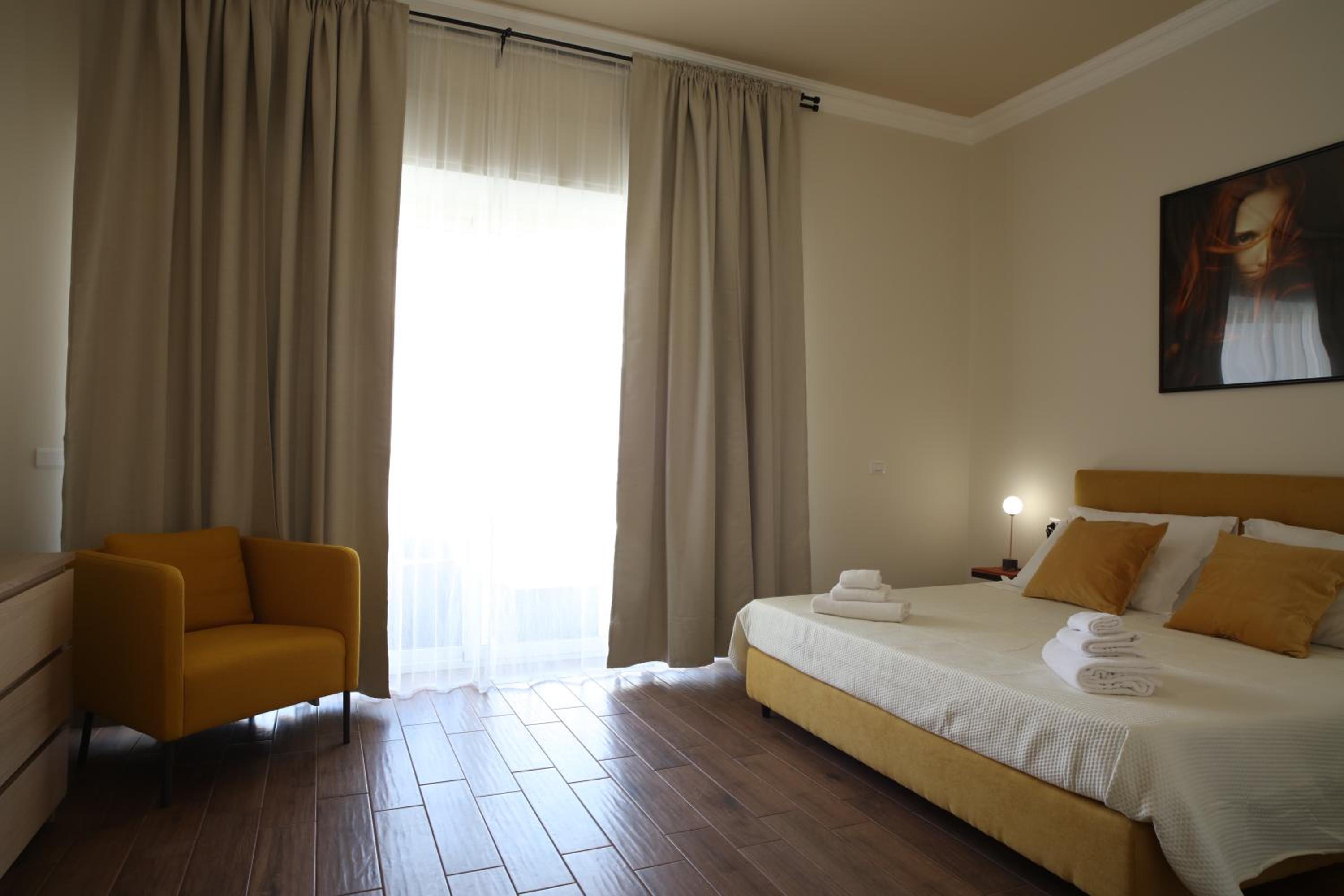 King Suite with Balcony - Photo 2