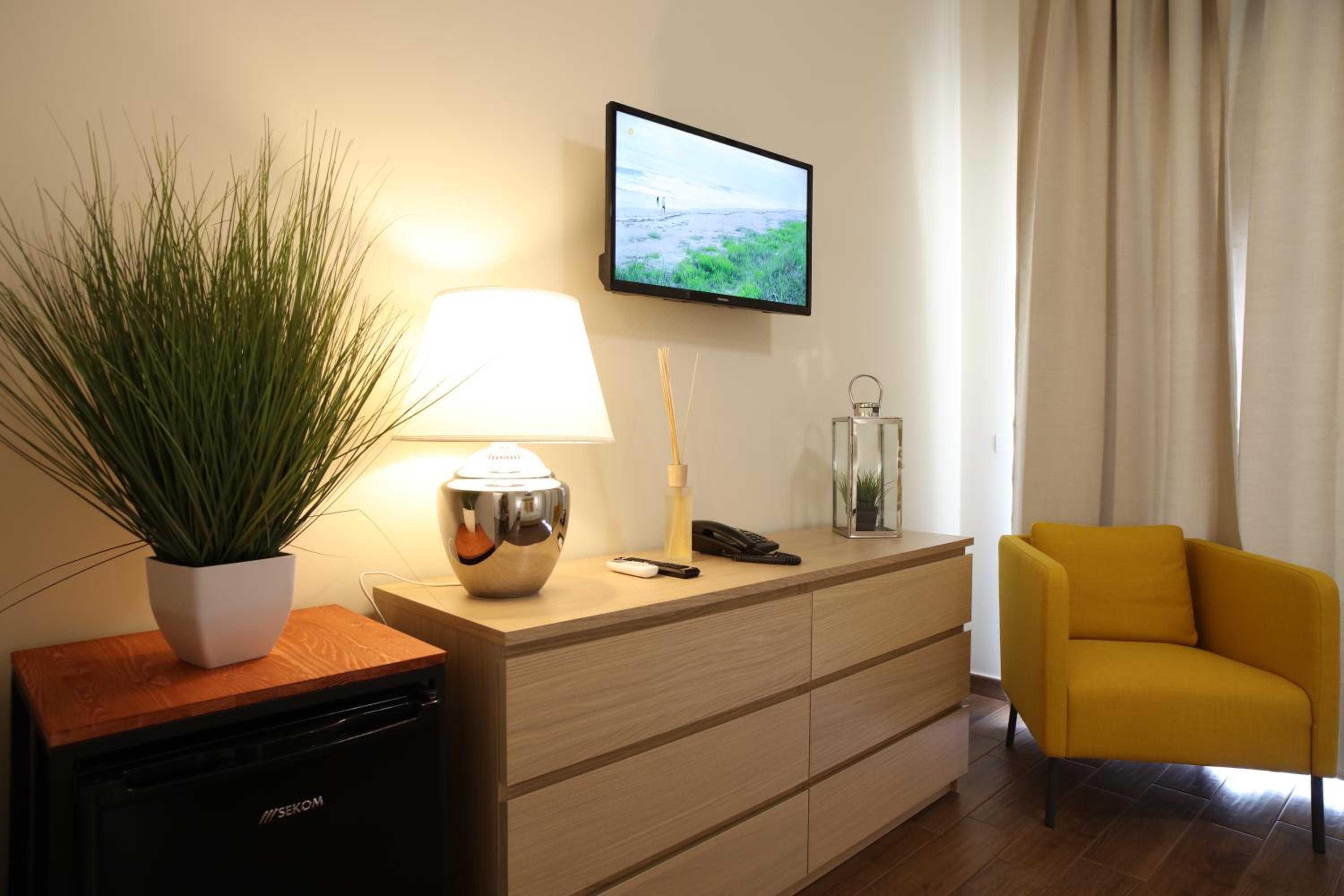 King Suite with Balcony - Photo 4