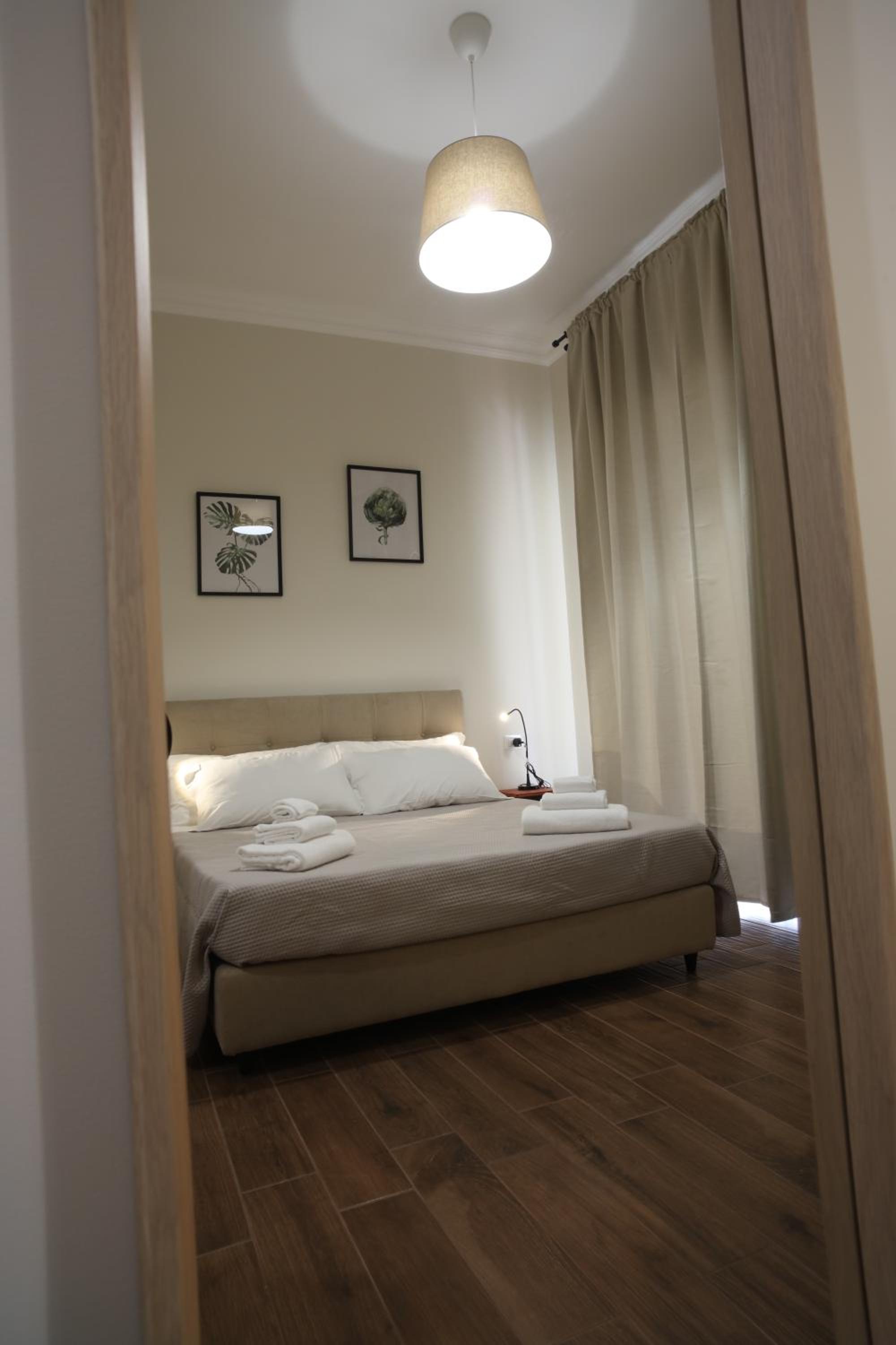 King Room with Balcony - Photo 12