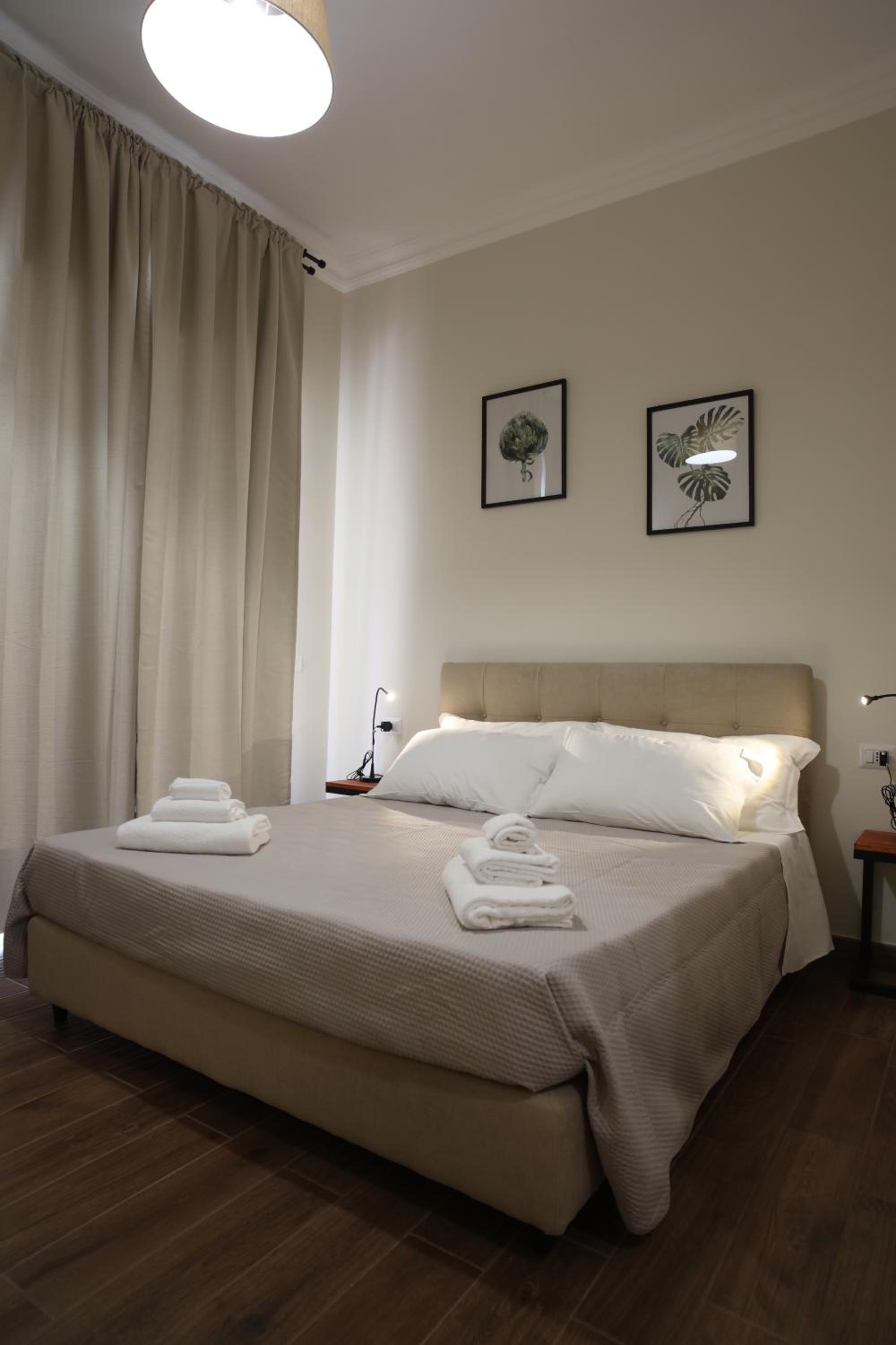 King Room with Balcony - Photo 10