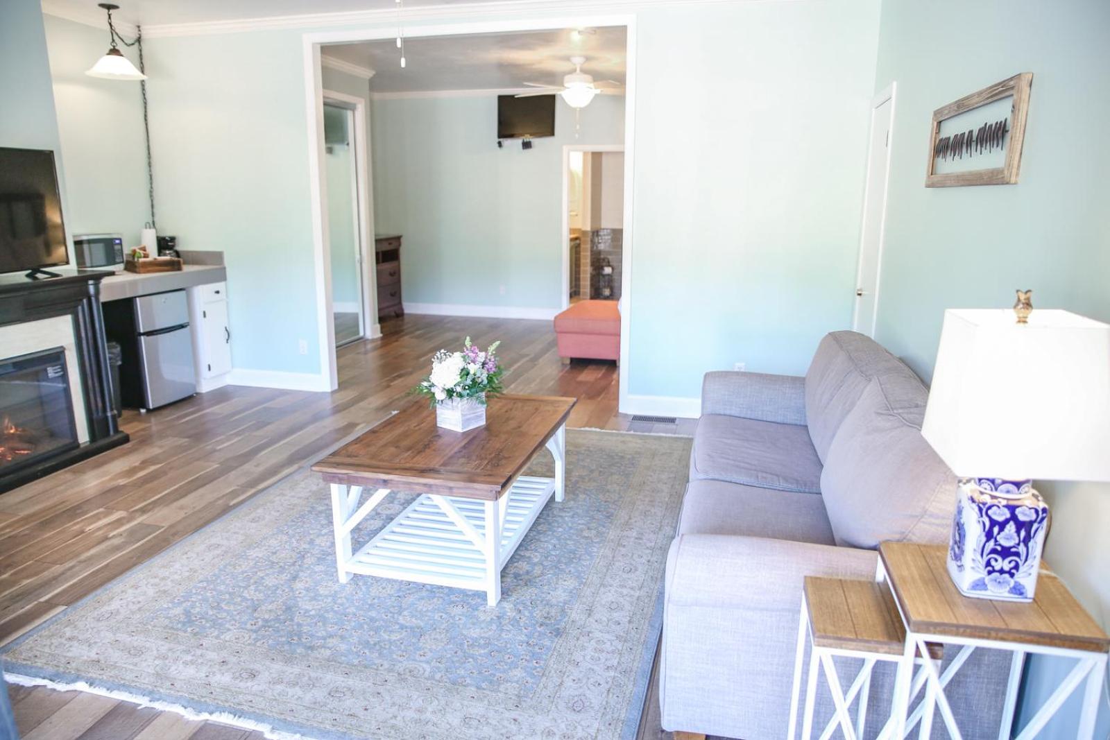 Luxury King Suite - Photo 3