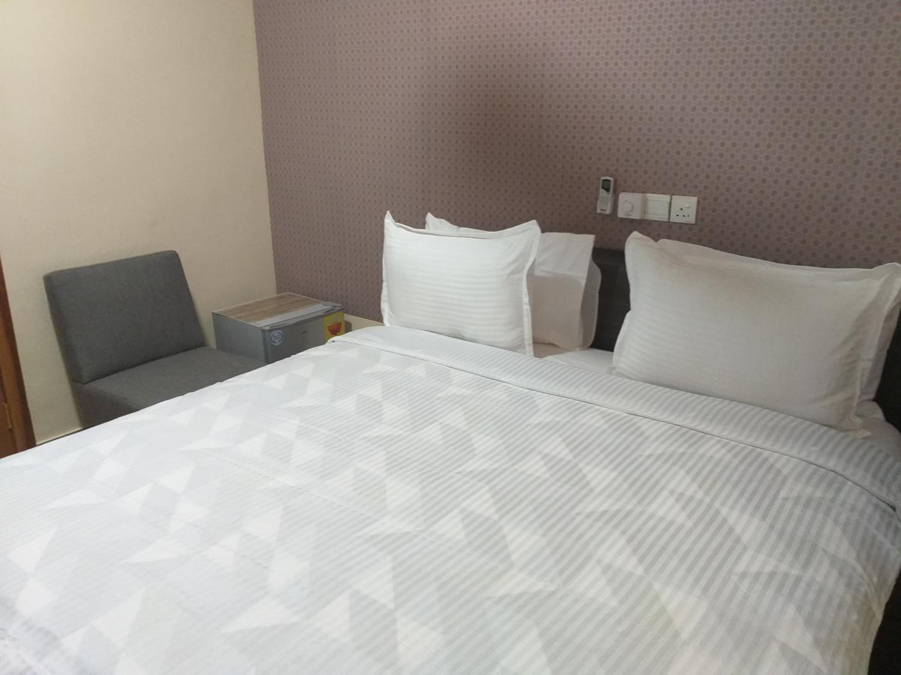 Standard Queen Room photo 3