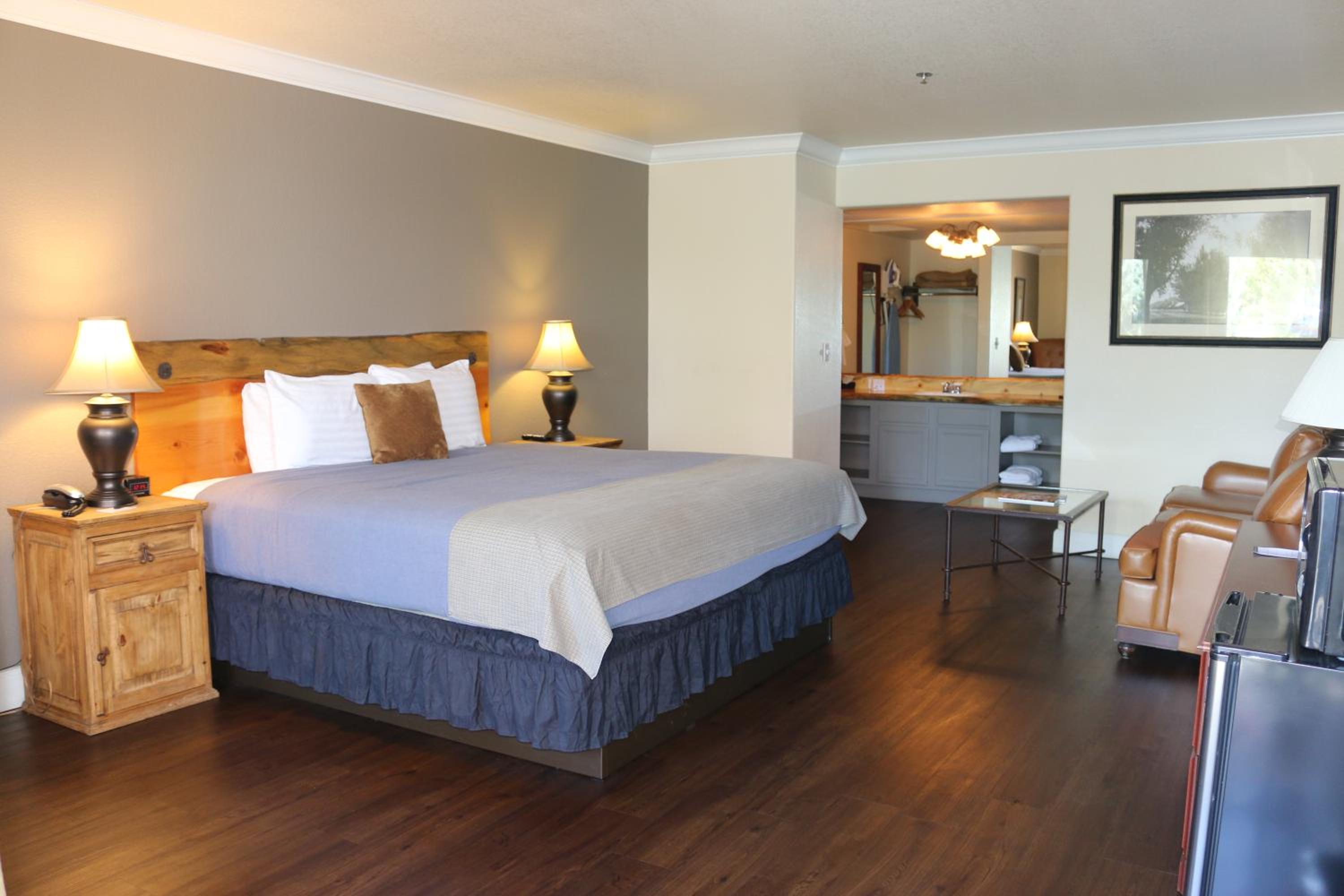 Deluxe King Room, Second Floor (No Pets) photo 1