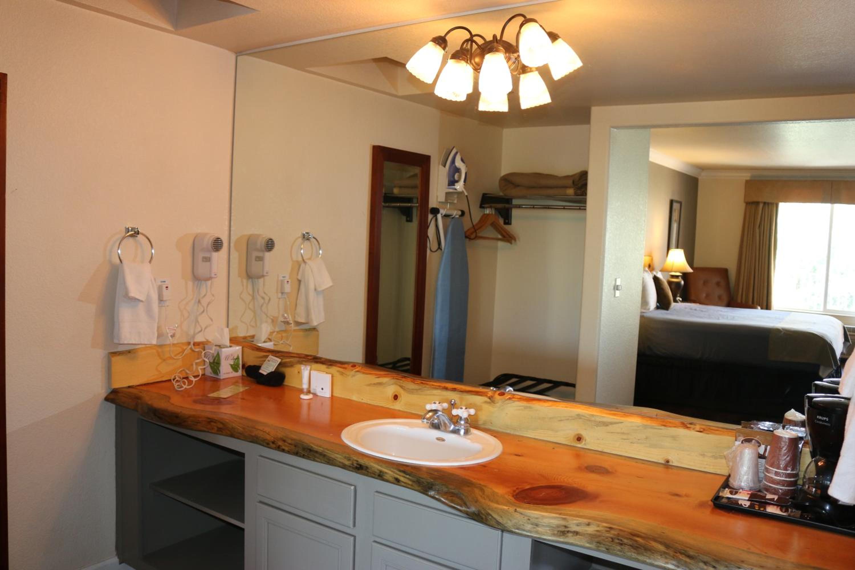 Deluxe King Room, Second Floor (No Pets) photo 2