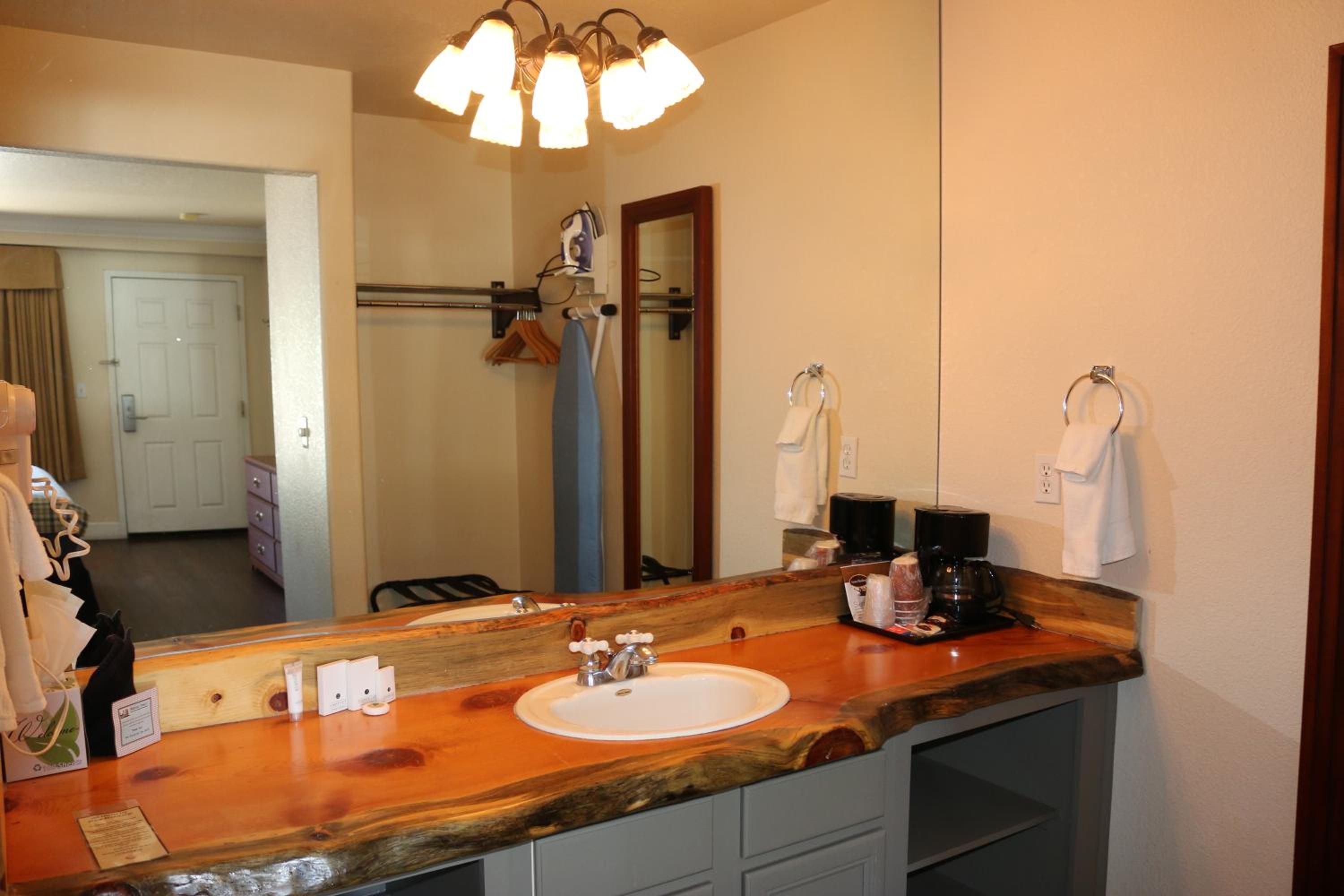 King Room with Mountain View, Second Floor (No Pets) photo 3