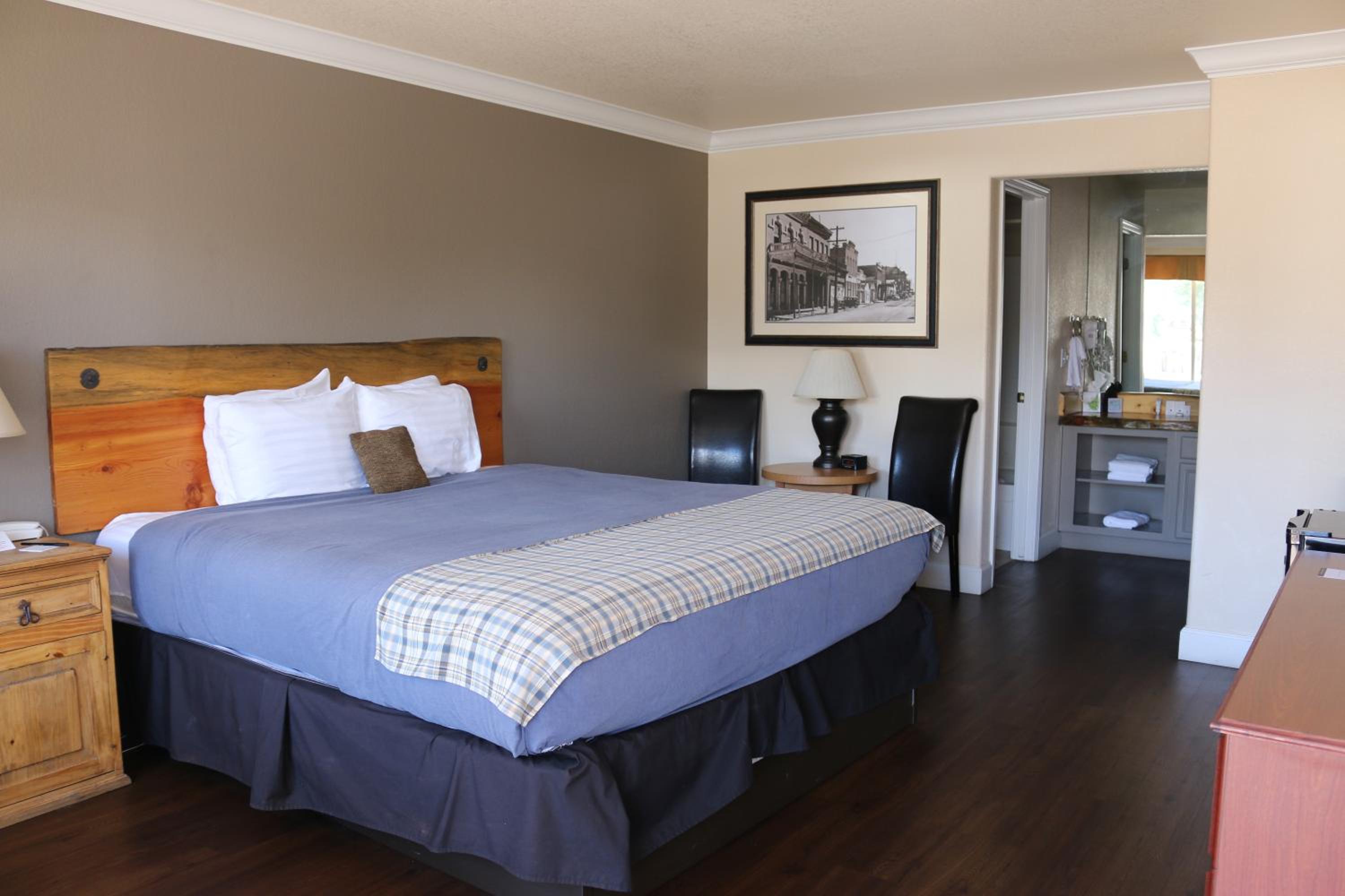King Room with Mountain View, Second Floor (No Pets) photo 1