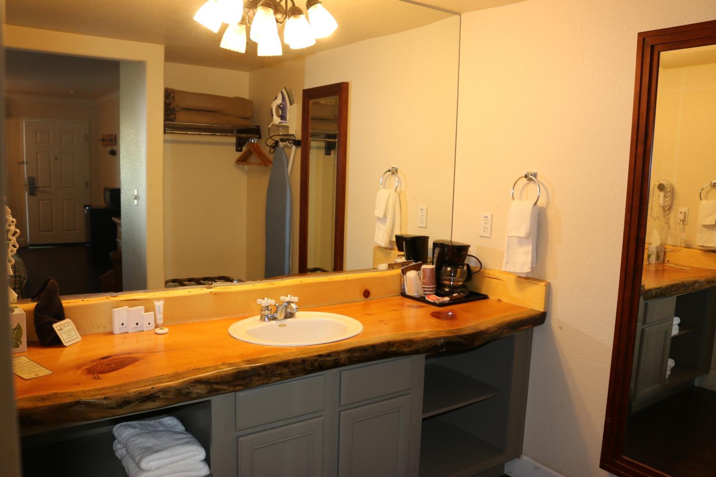 Superior King Room, Second Floor (No Pets) - Photo 3