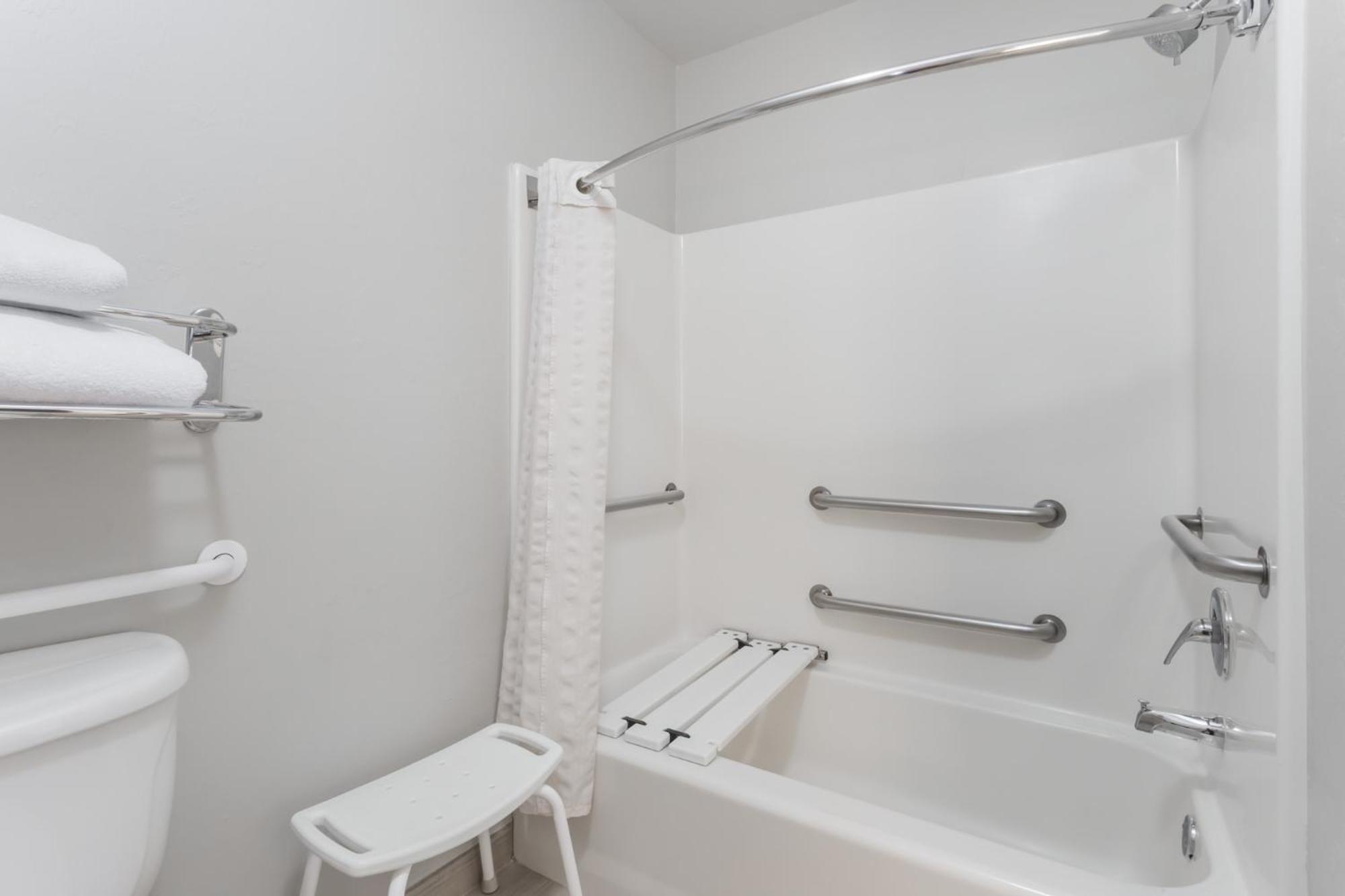 King Room with One King Bed and Bathtub with Grab Bars - Pool View - Accessible - Non-Smoking - Photo 6