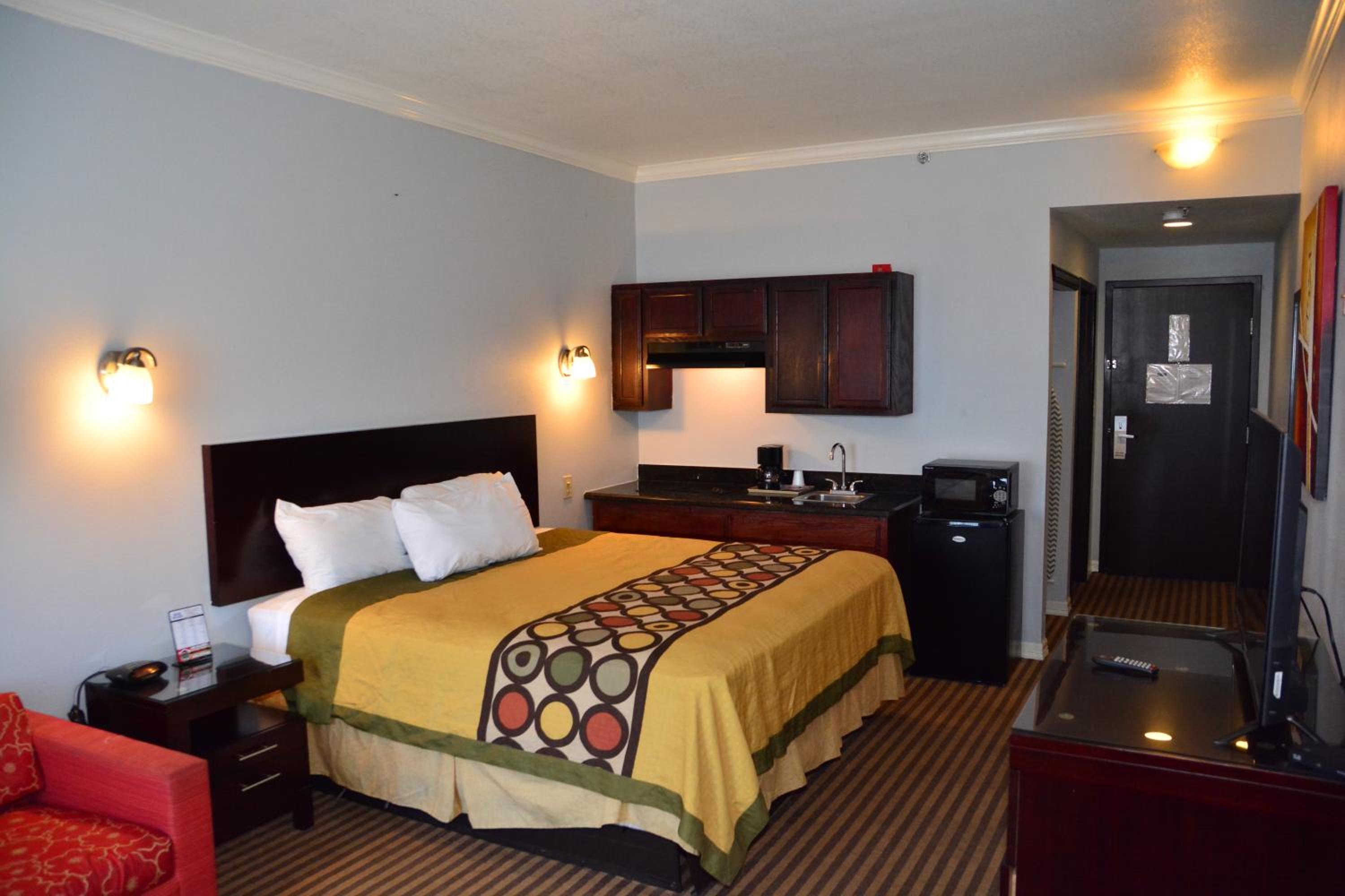 King Room with Kitchenette and Balcony - Photo 7