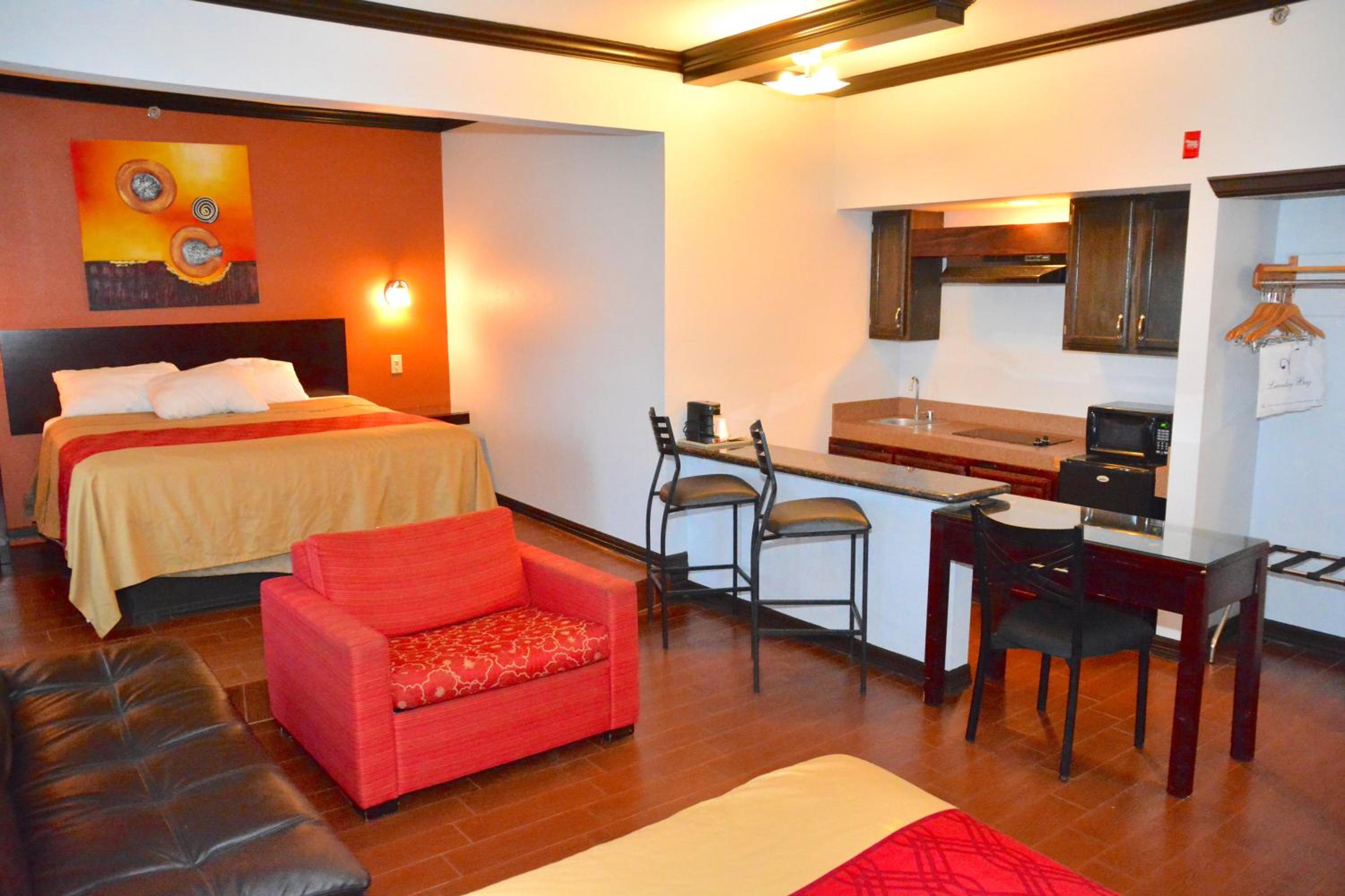 Deluxe King with Kitchenette and Sofa Bed - Photo 3