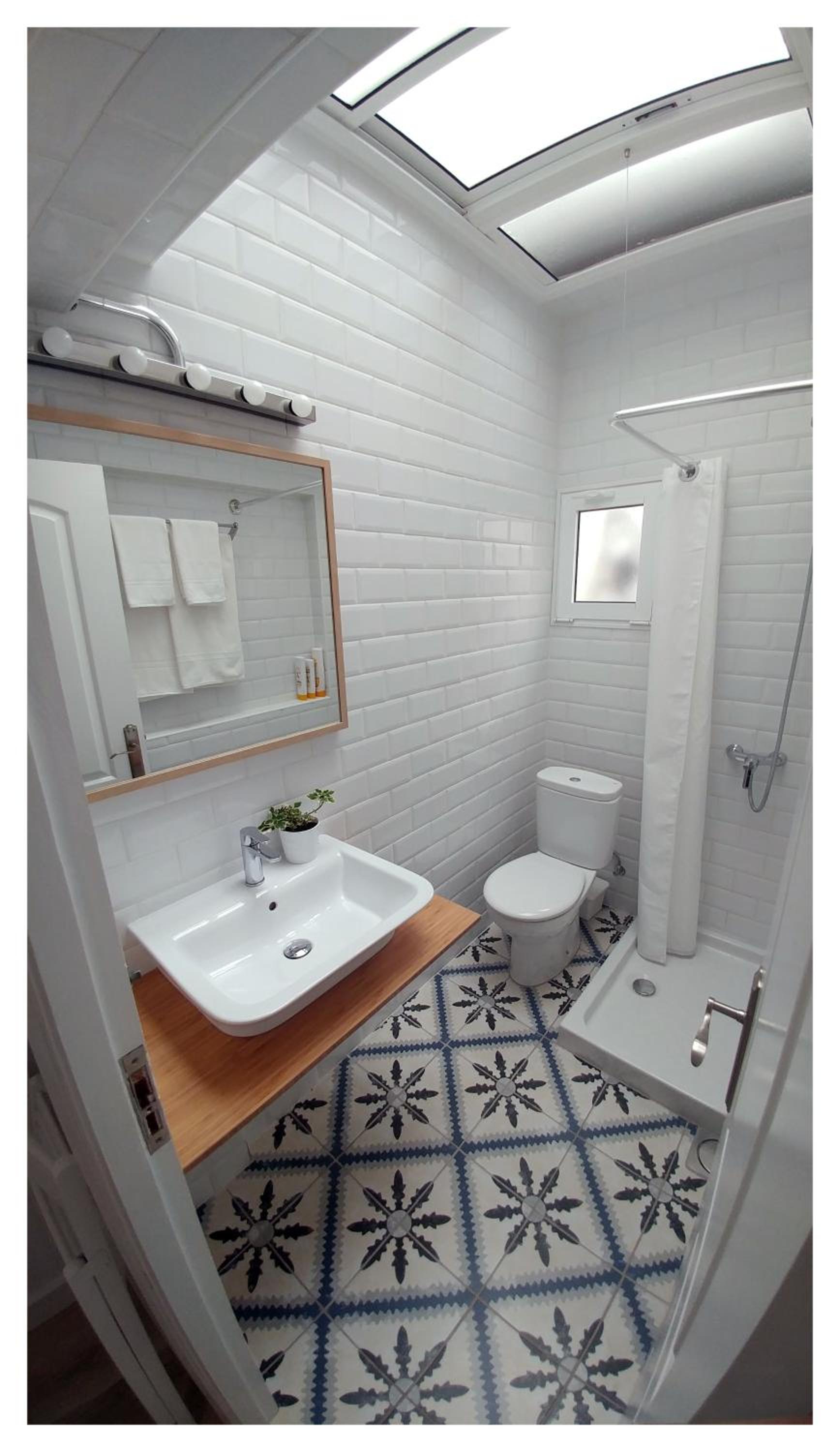Double Room with Private Bathroom - Photo 2