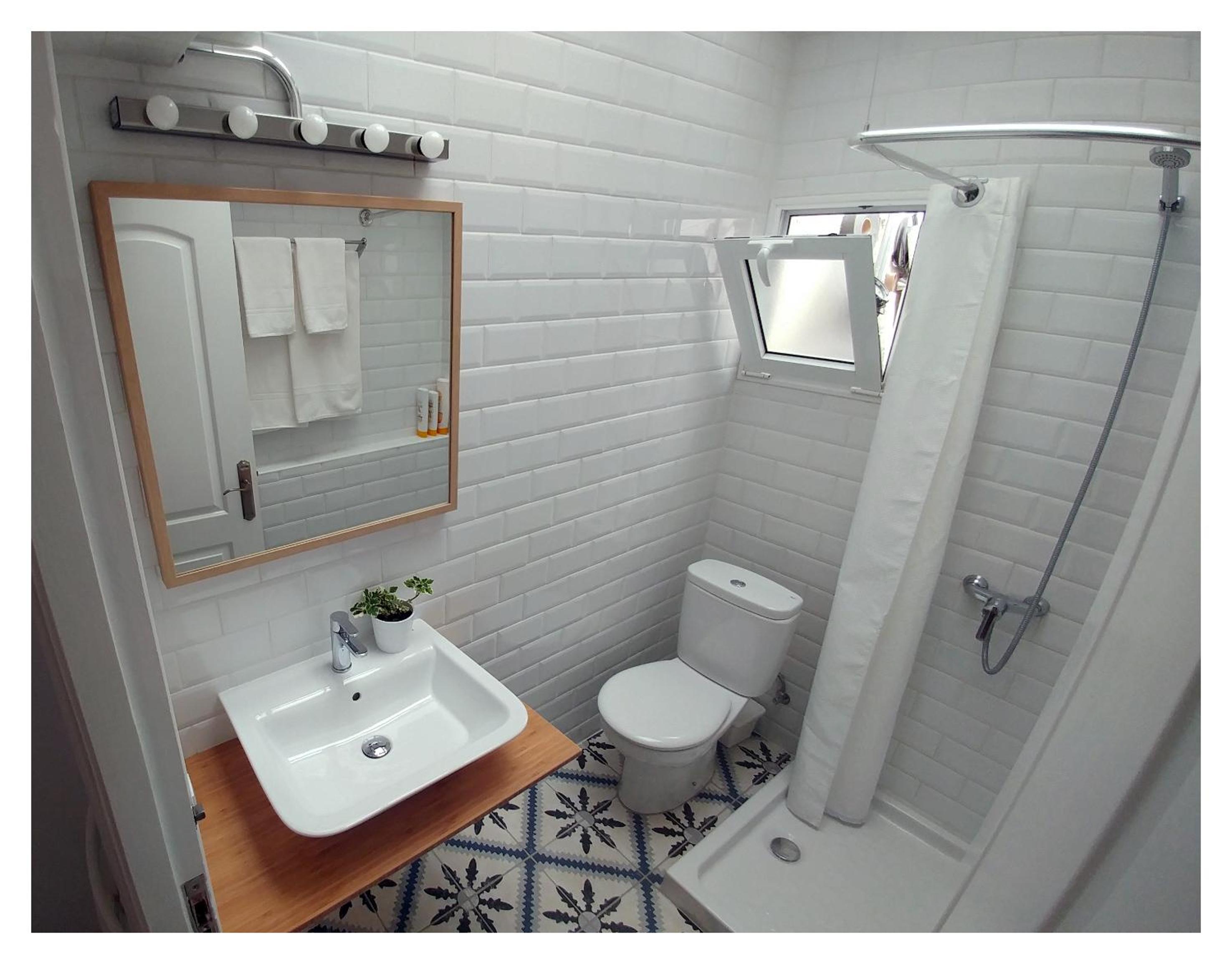 Double Room with Private Bathroom - Photo 8