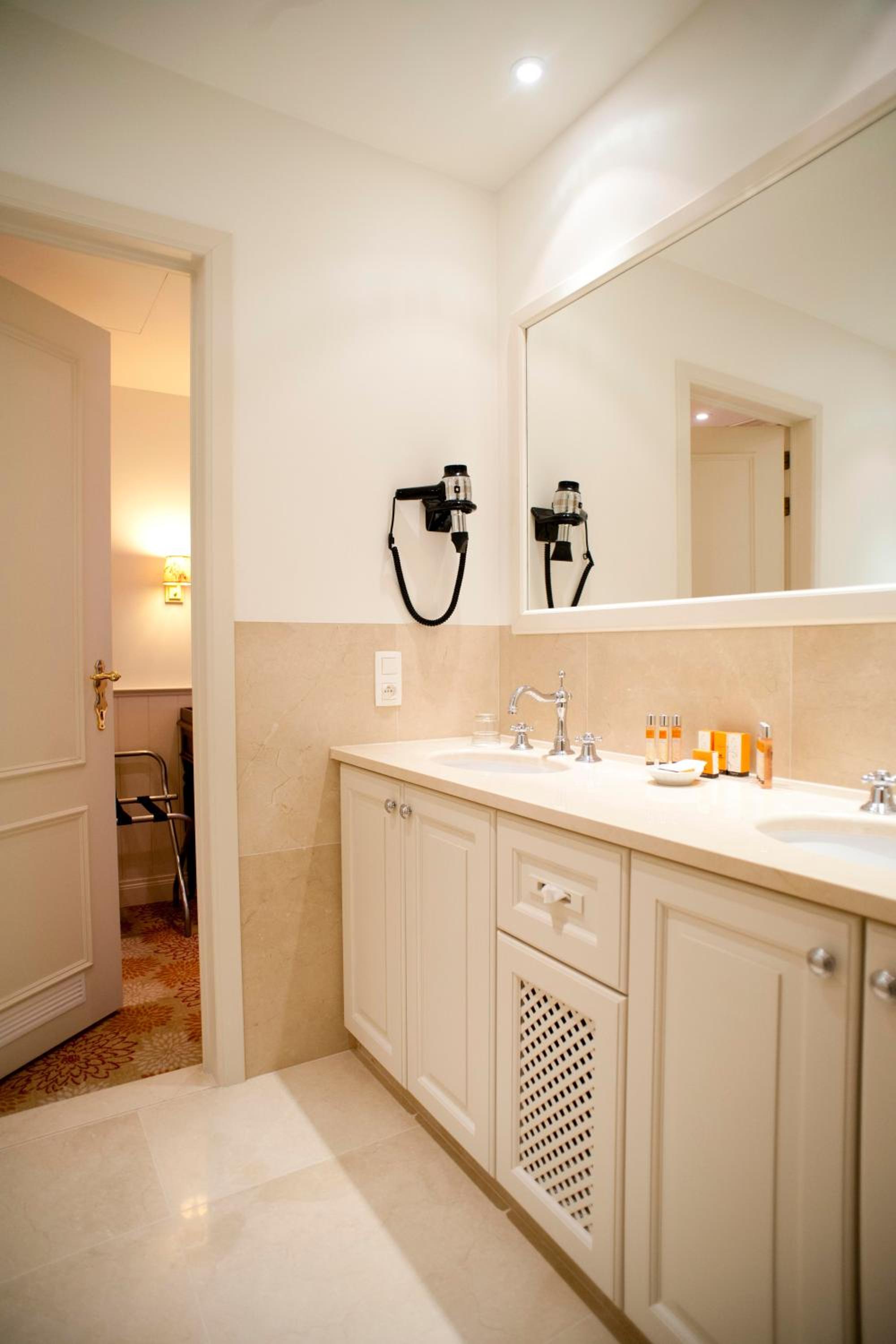 Executive Room thumbnail 5