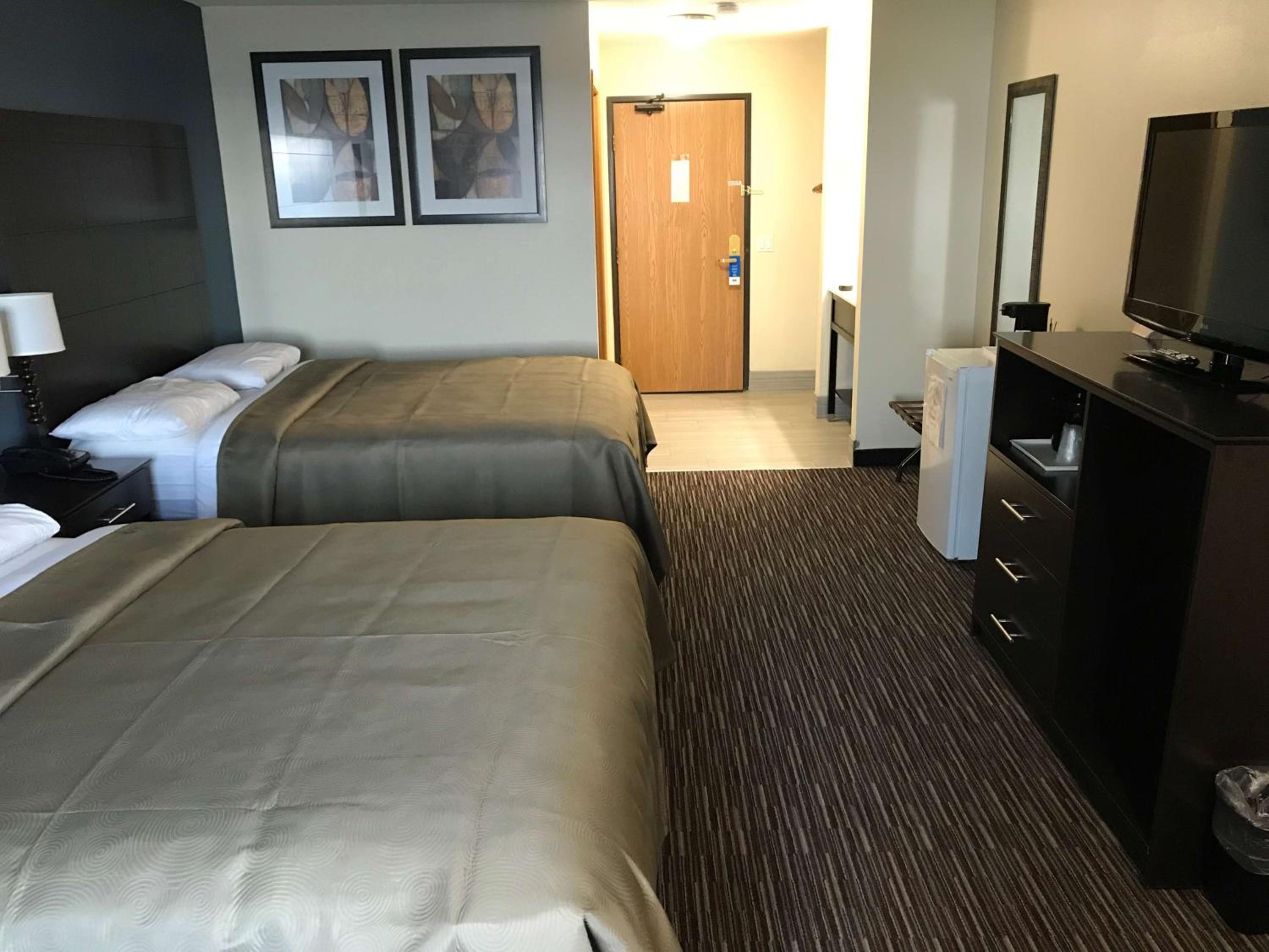 Deluxe Queen Room with Two Queen Beds - Non-Smoking photo 3