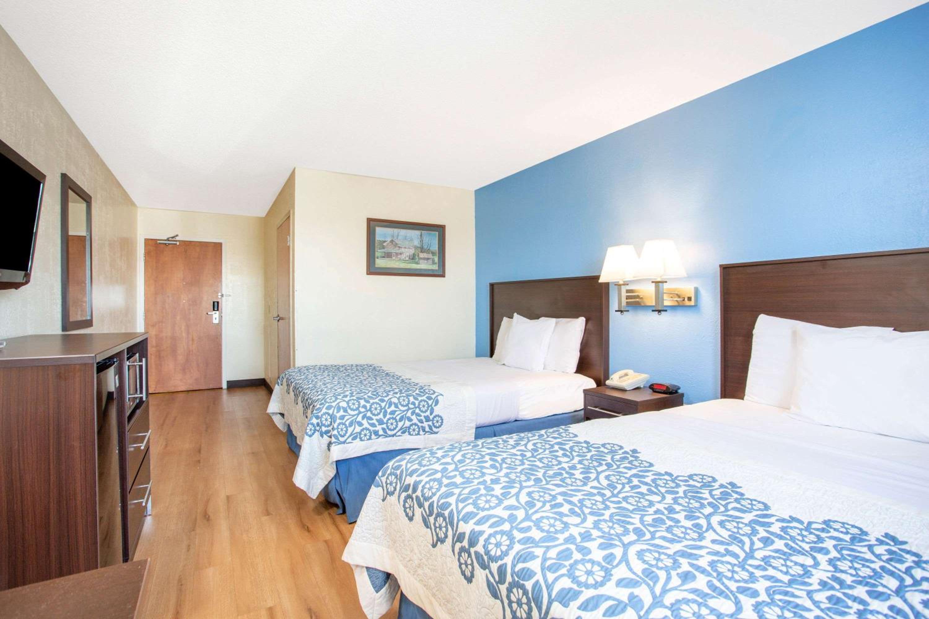 Queen Room with Kitchenette - Second Floor/Non-Smoking - Photo 1