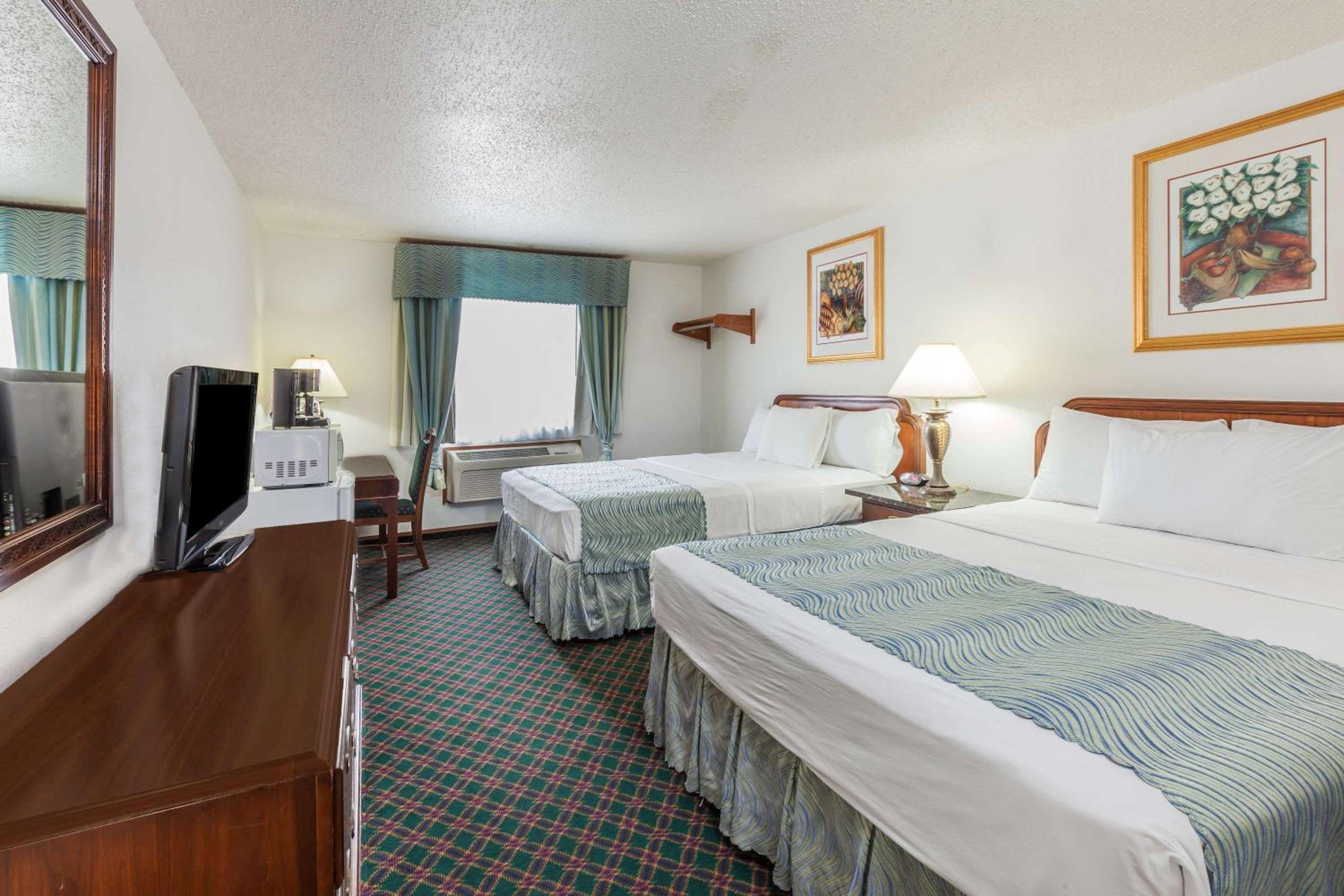 Queen Room with Two Queen Beds - Photo 2