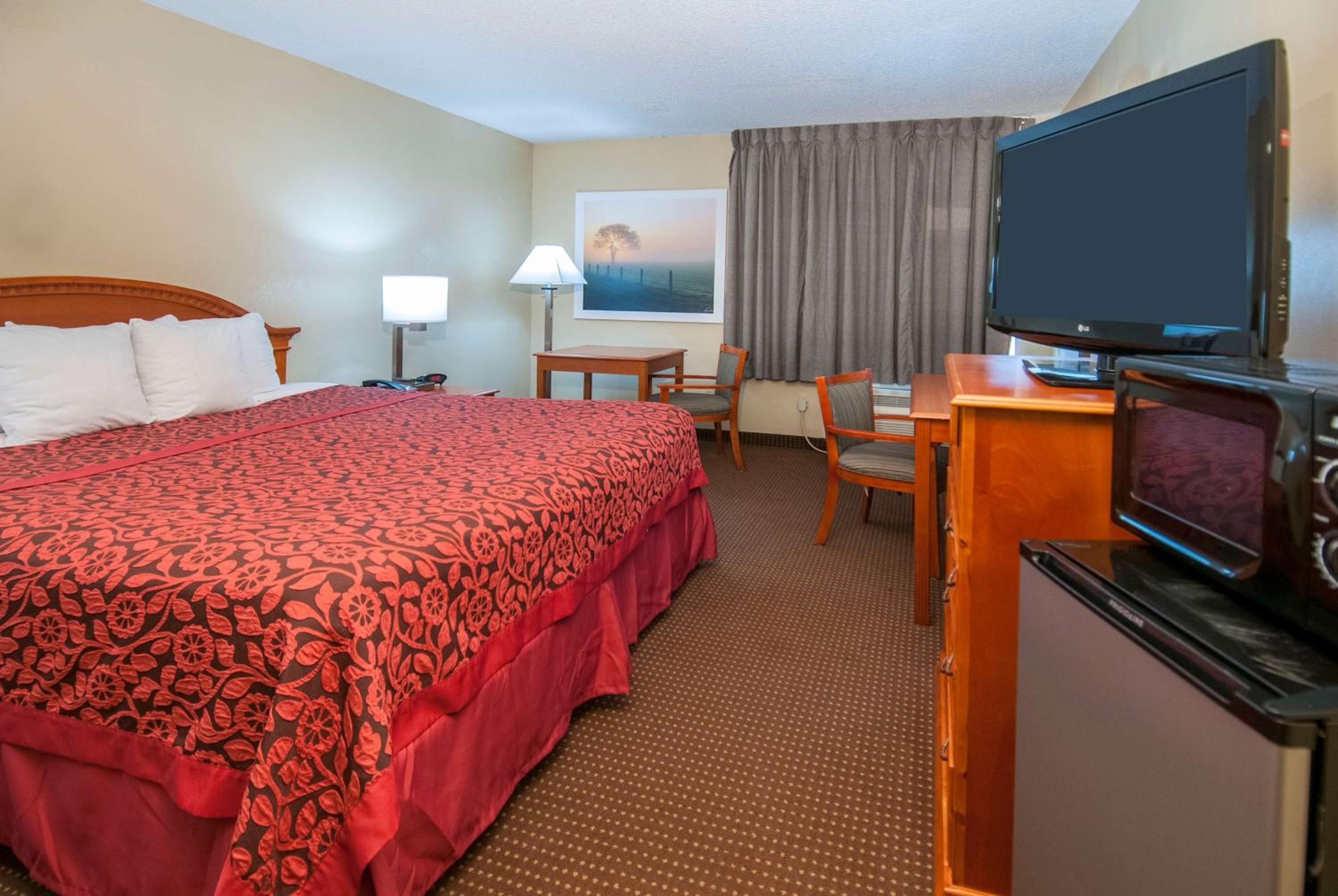 King Room - Non-Smoking - Photo 3