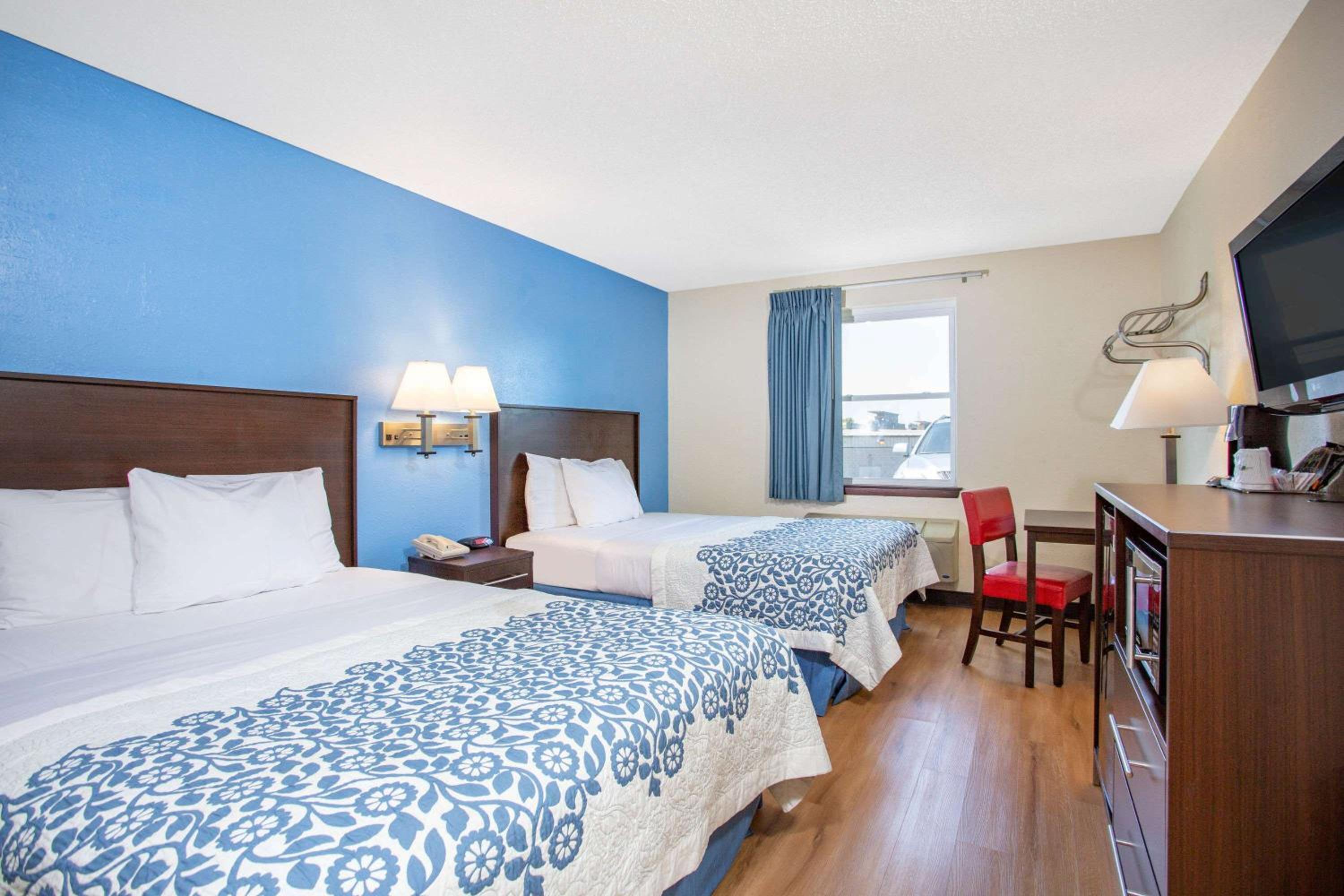 Queen Room with Kitchenette - Second Floor/Non-Smoking - Photo 2