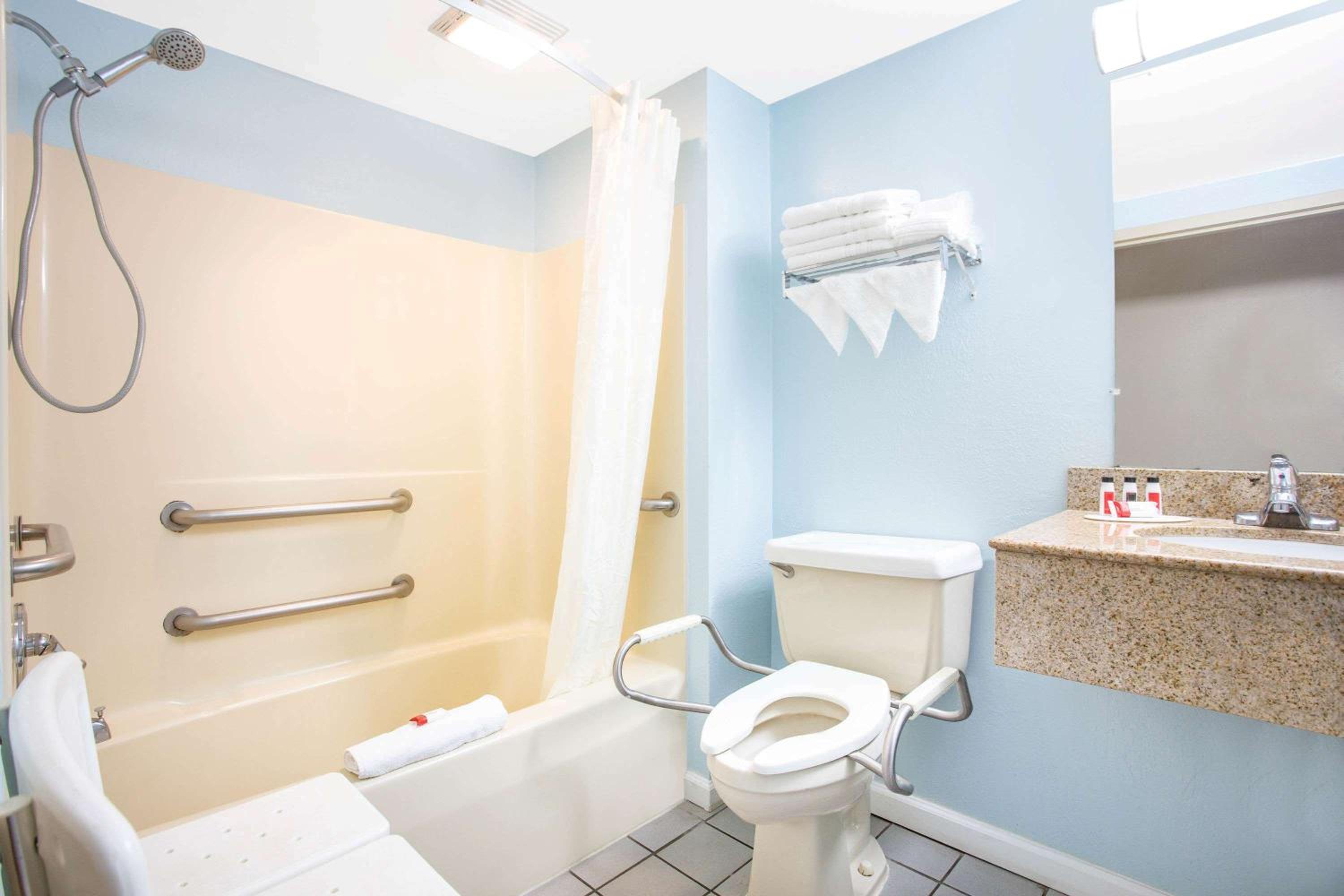 Queen Room with Two Queen Beds and Roll-in Shower - Mobility Accessible/Non-Smoking - Photo 6