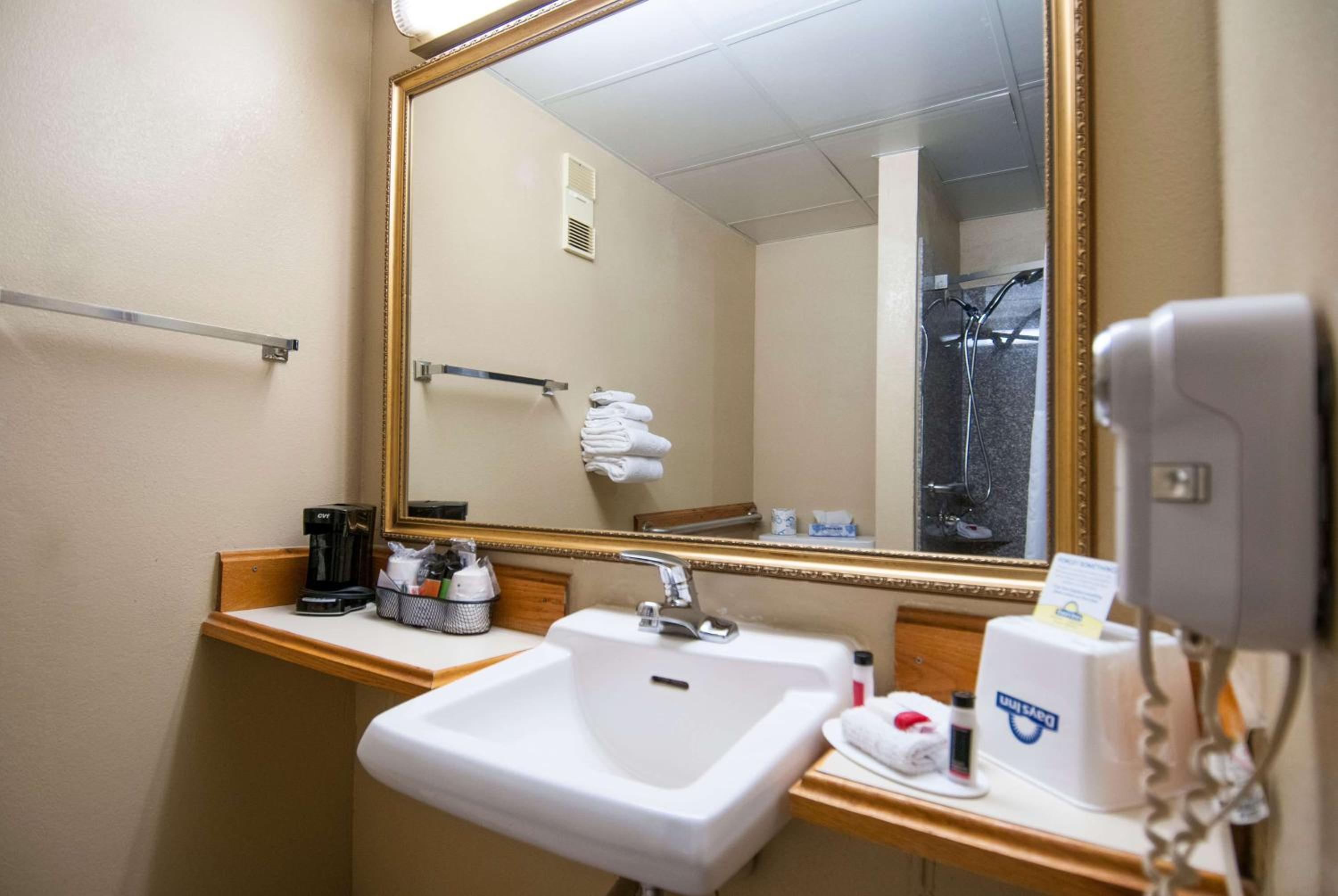 King Room - Non-Smoking - Photo 4