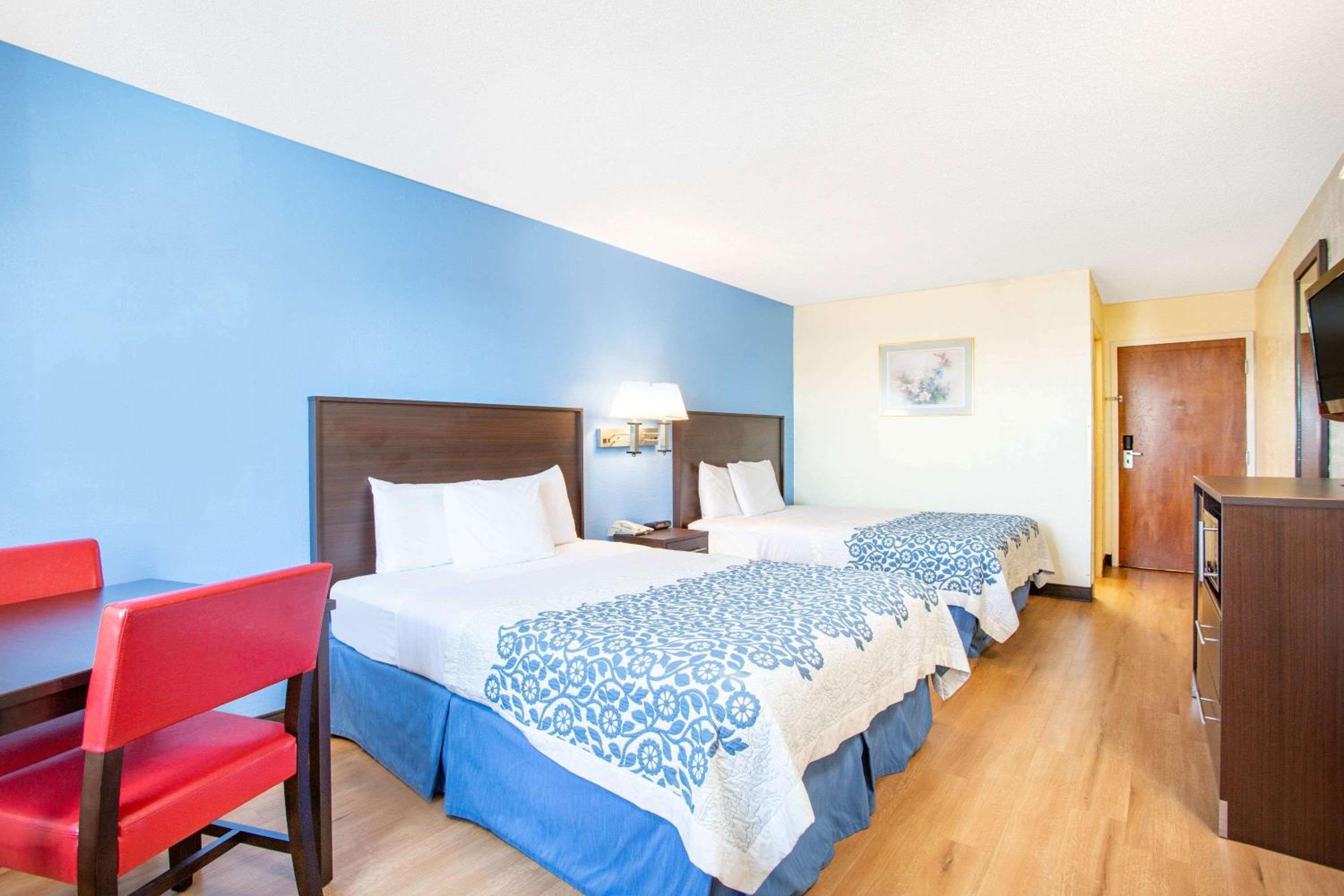 Queen Room with Kitchenette - Second Floor/Non-Smoking - Photo 4