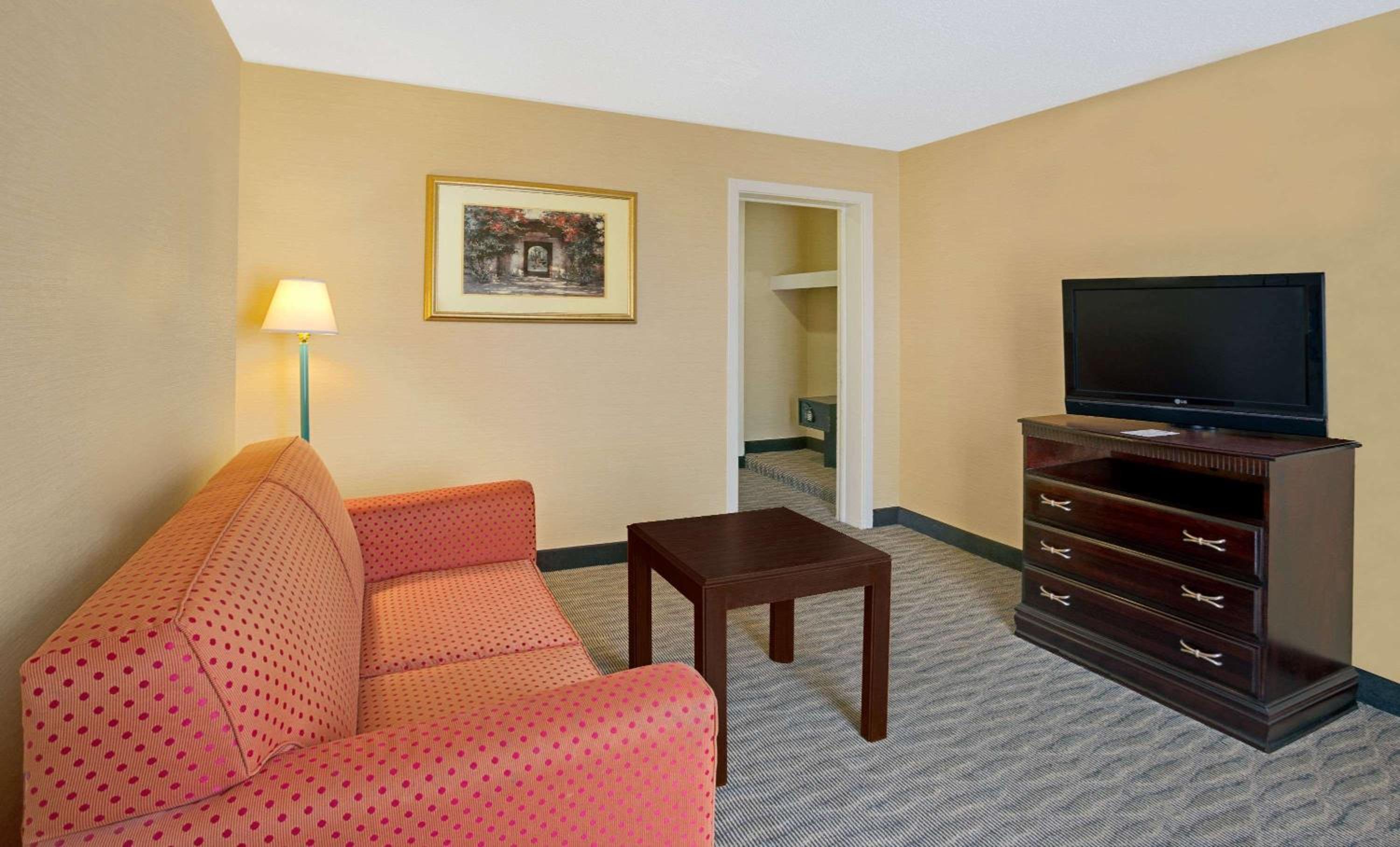 King Studio Suite - Non-Smoking - Photo 3